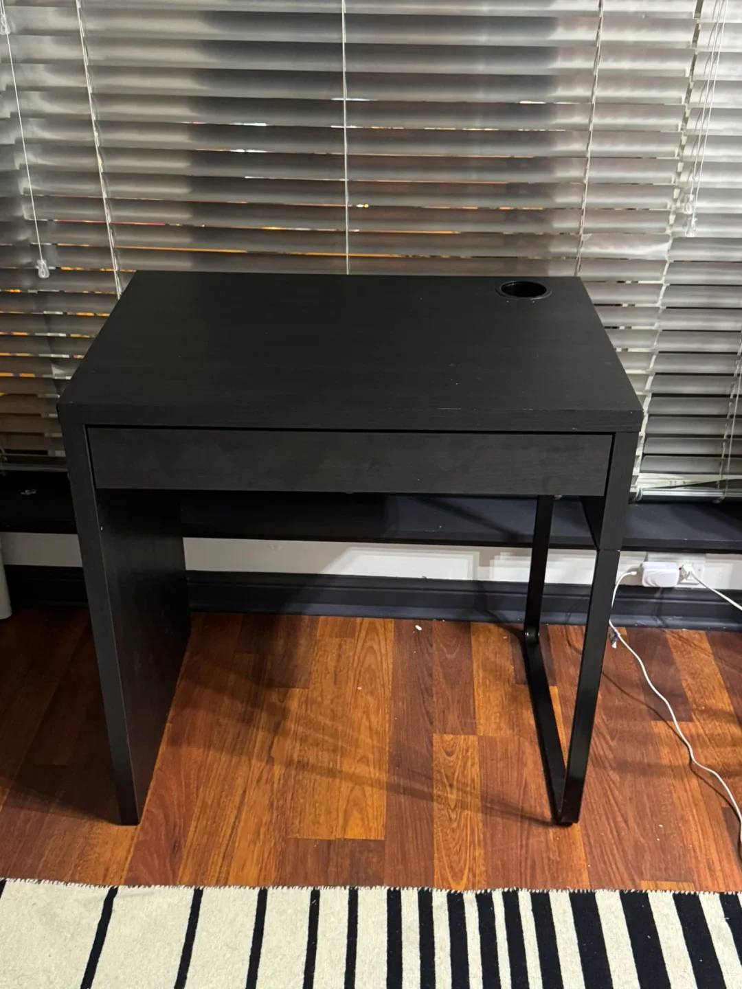 IKEA MICKE Desk - Black image indicator(3)