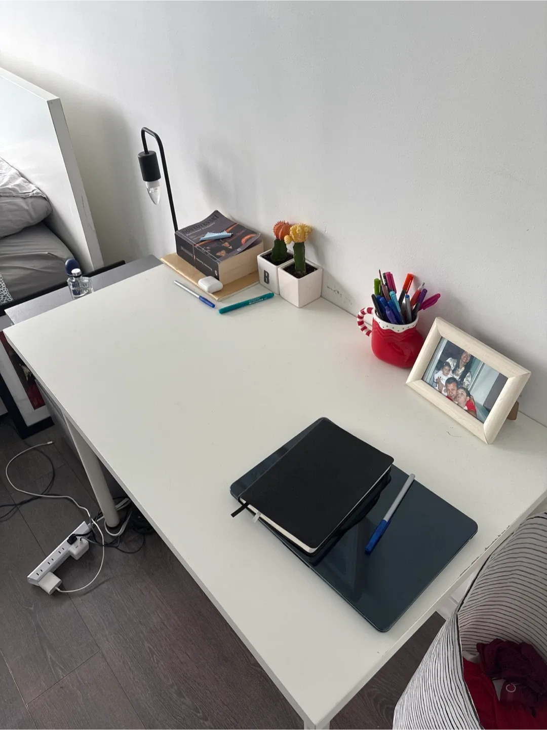 White Desk image indicator(3)