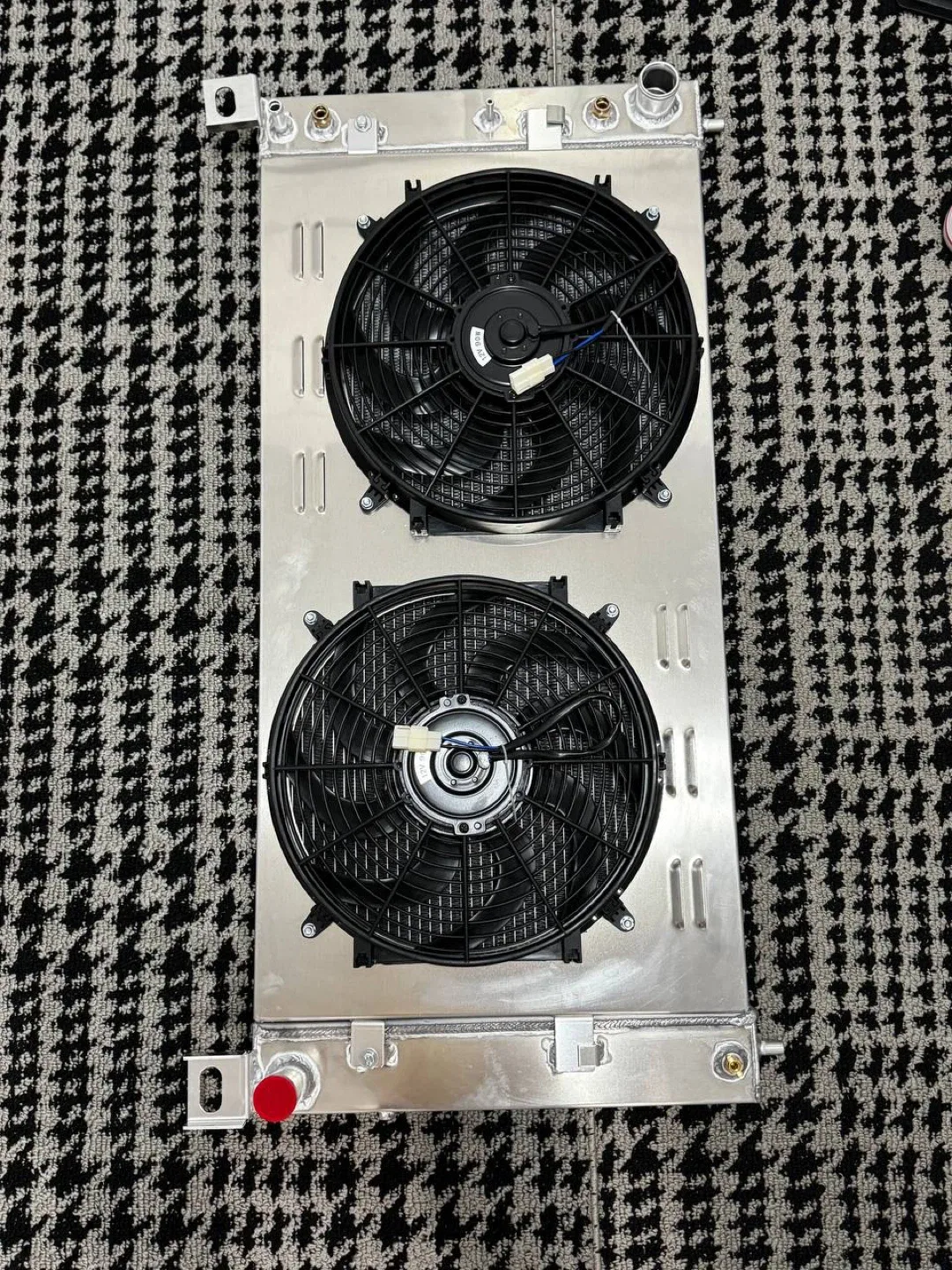 KUUHLERSAT CU2423 Aluminum Radiator w/ Dual 14″ Fans image indicator(2)