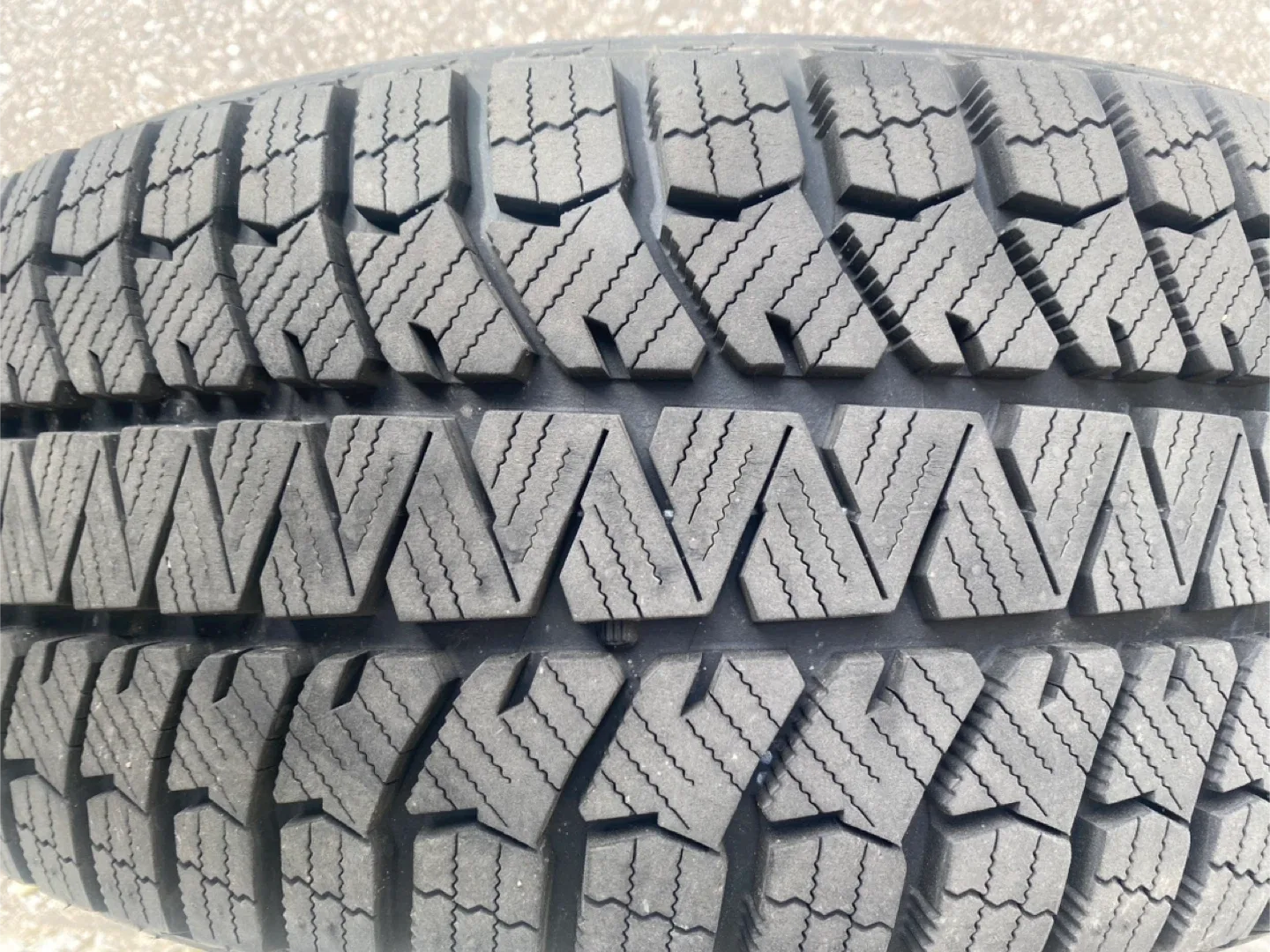 Bridgestone Blizzak WS Winter Tire set  P205 55 R16 image indicator(2)