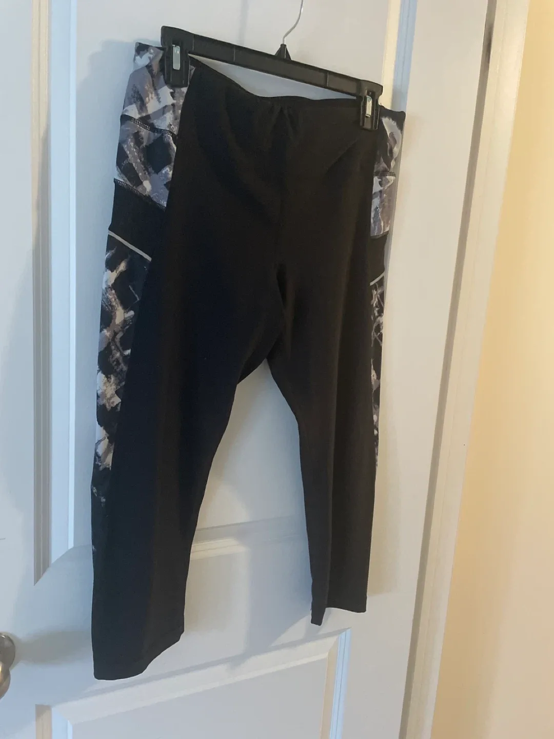 Like new Black Leggings - Size L thumbnail