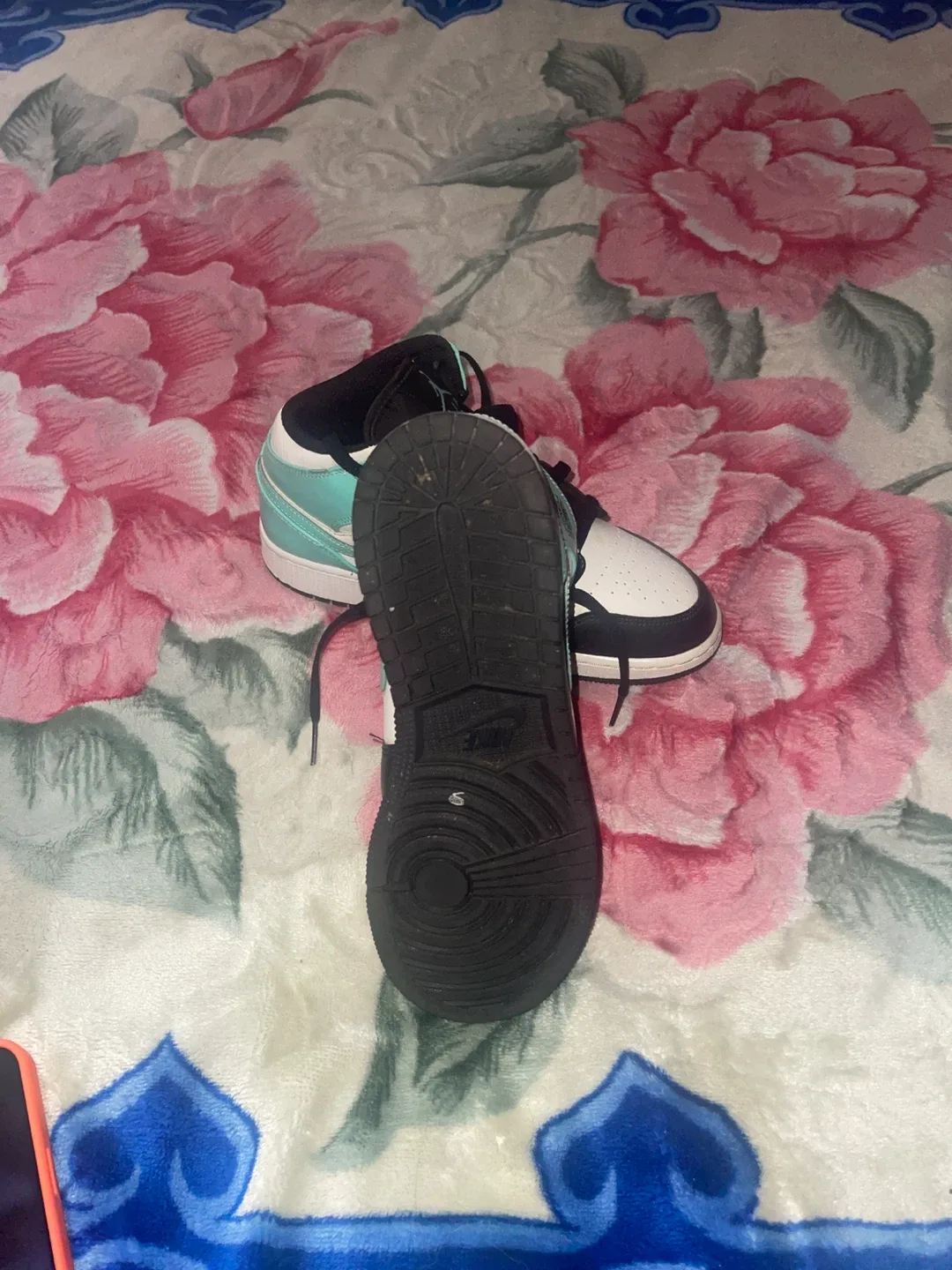 Nike Air Jordan 1 Mid, Size 6 image indicator(3)