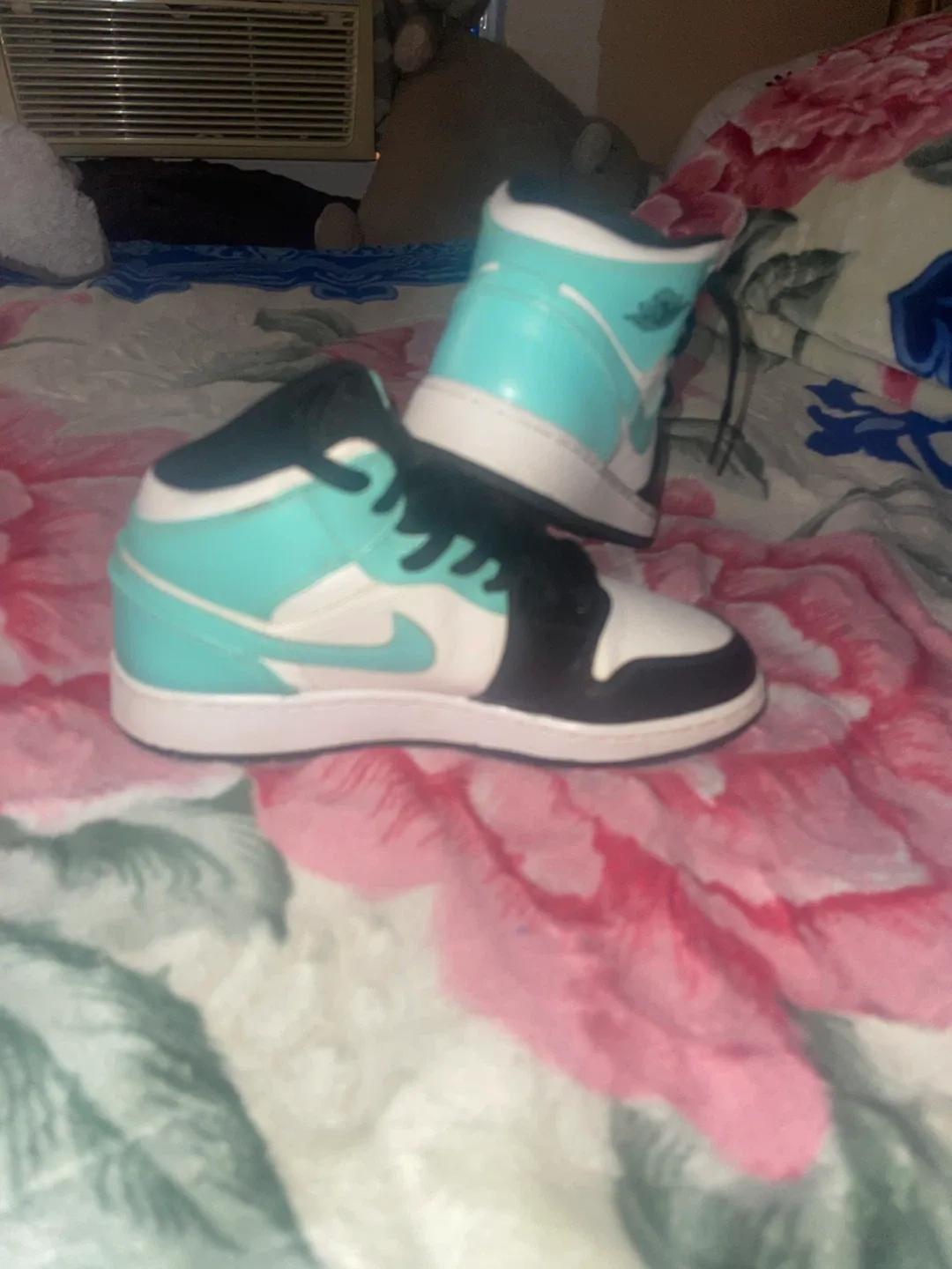 Nike Air Jordan 1 Mid, Size 6 image indicator(2)