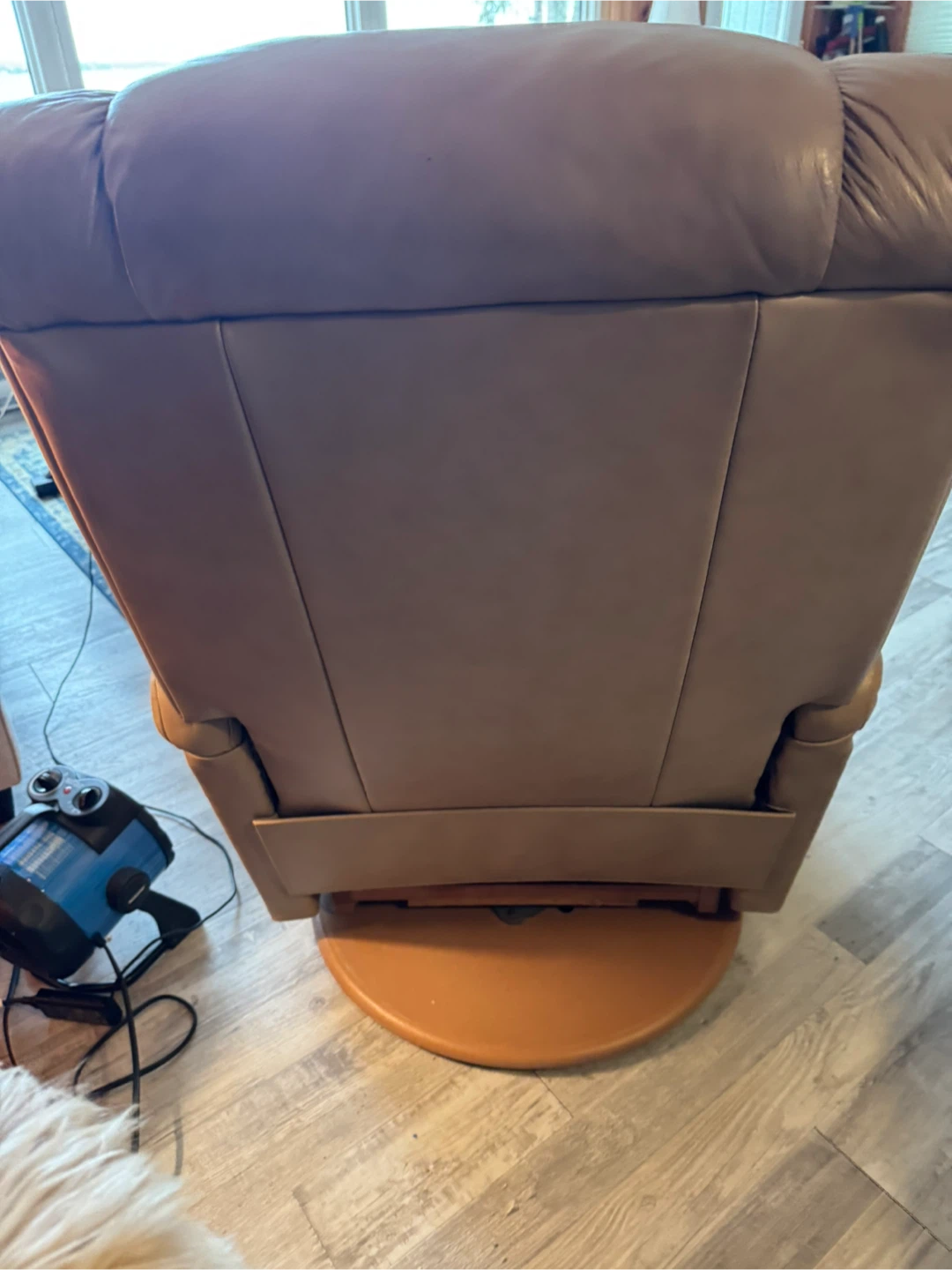 Beige Leather Recliner Chair - photo 3