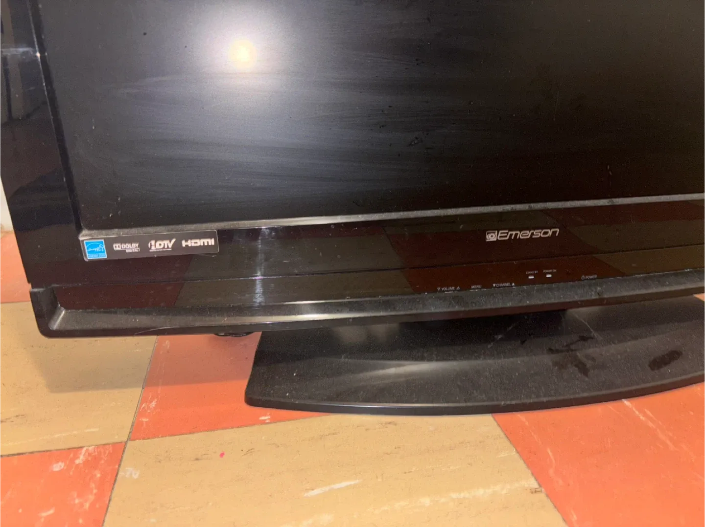 Emerson LC260EM1 26" Television image indicator(2)