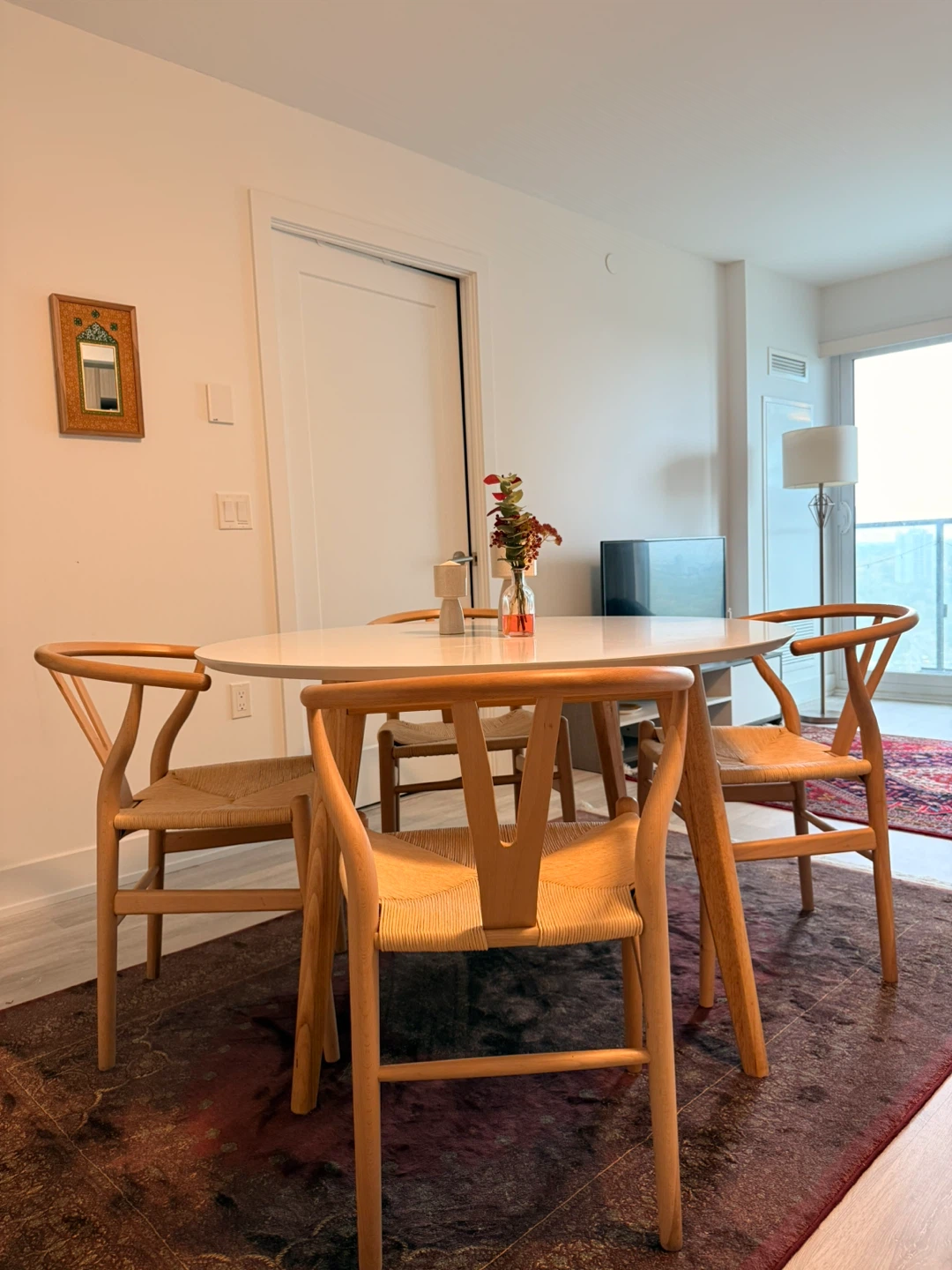 Round Dining Table with Wishbone Chairs - photo 2