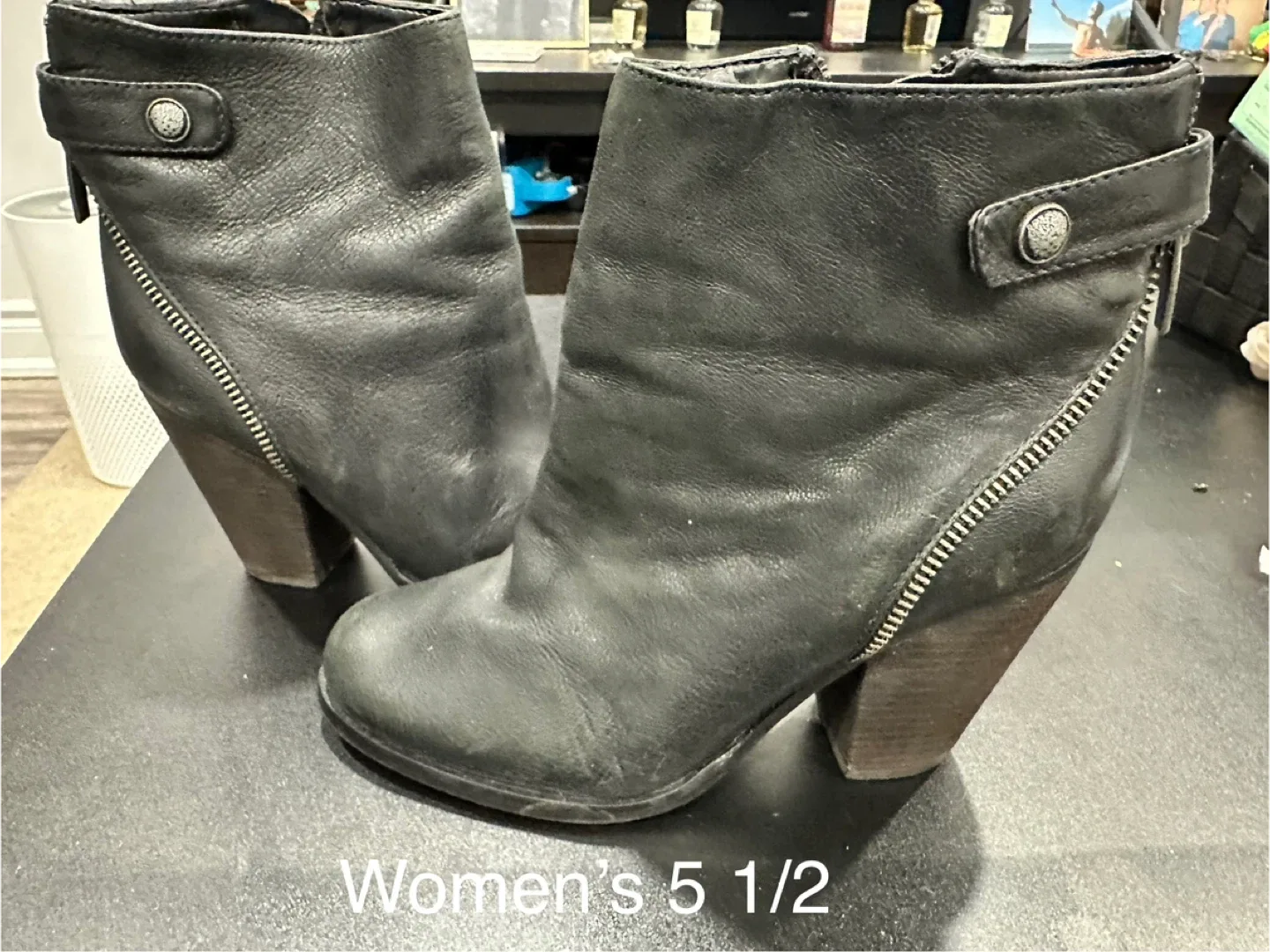 Lot of women’s shoes with sizes and prices image indicator(5)