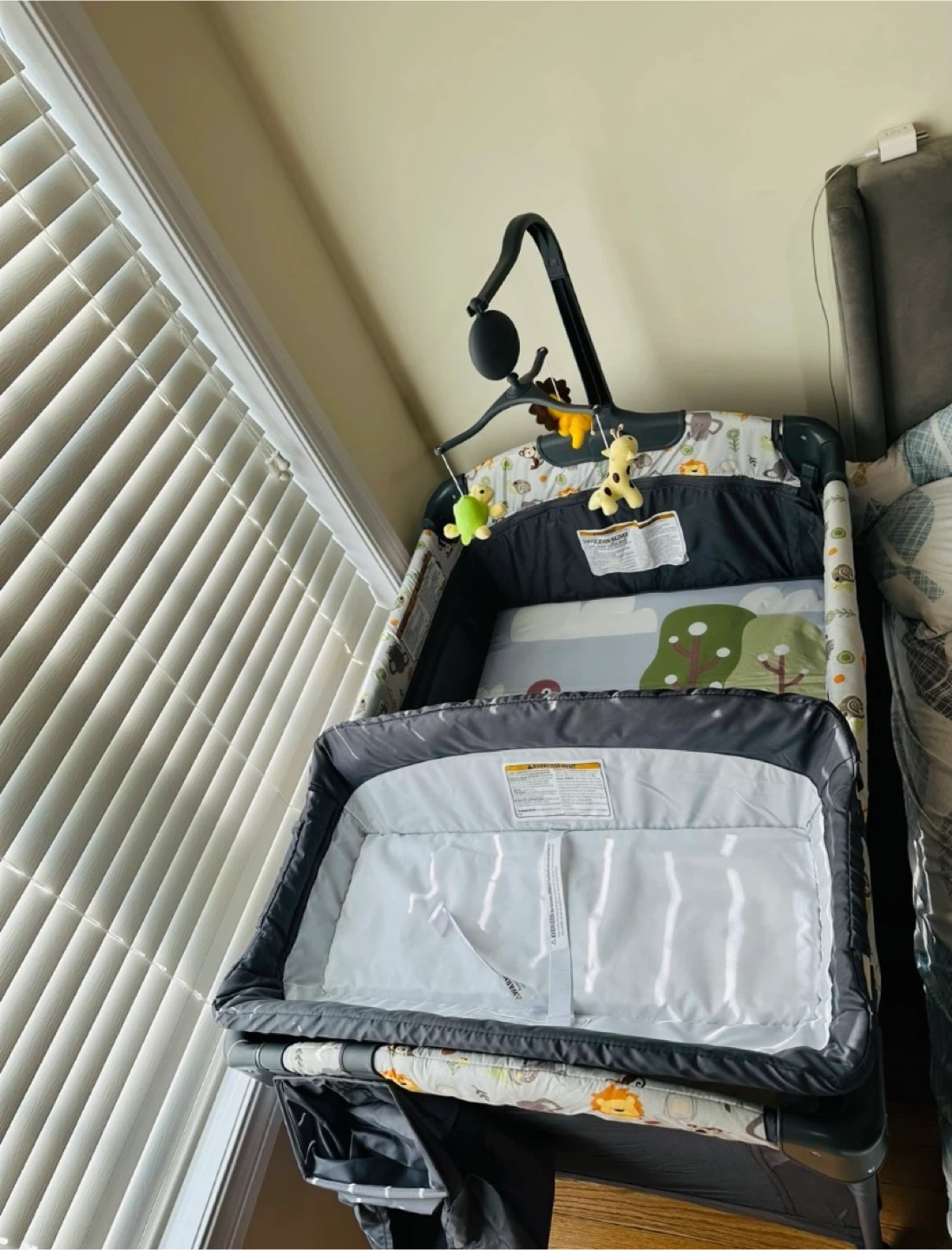 Baby bassinet/ crib/ changing table/ playpen/ bedside sleeper 🥕