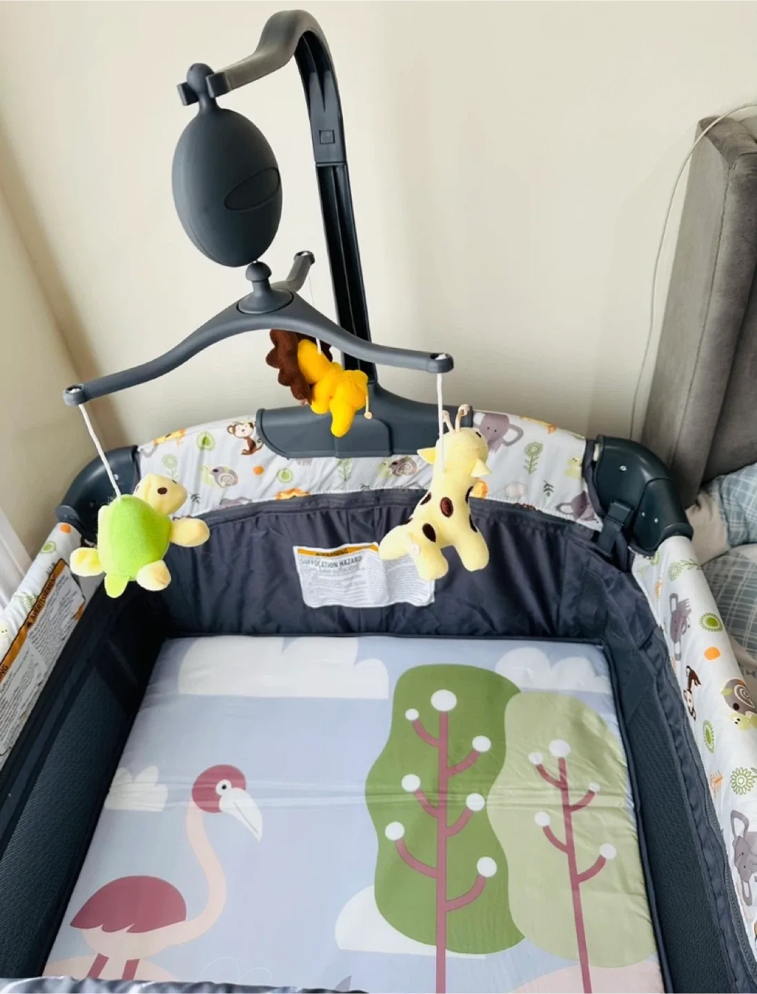 Baby bassinet/ crib/ changing table/ playpen/ bedside sleeper 🥕 image indicator(2)