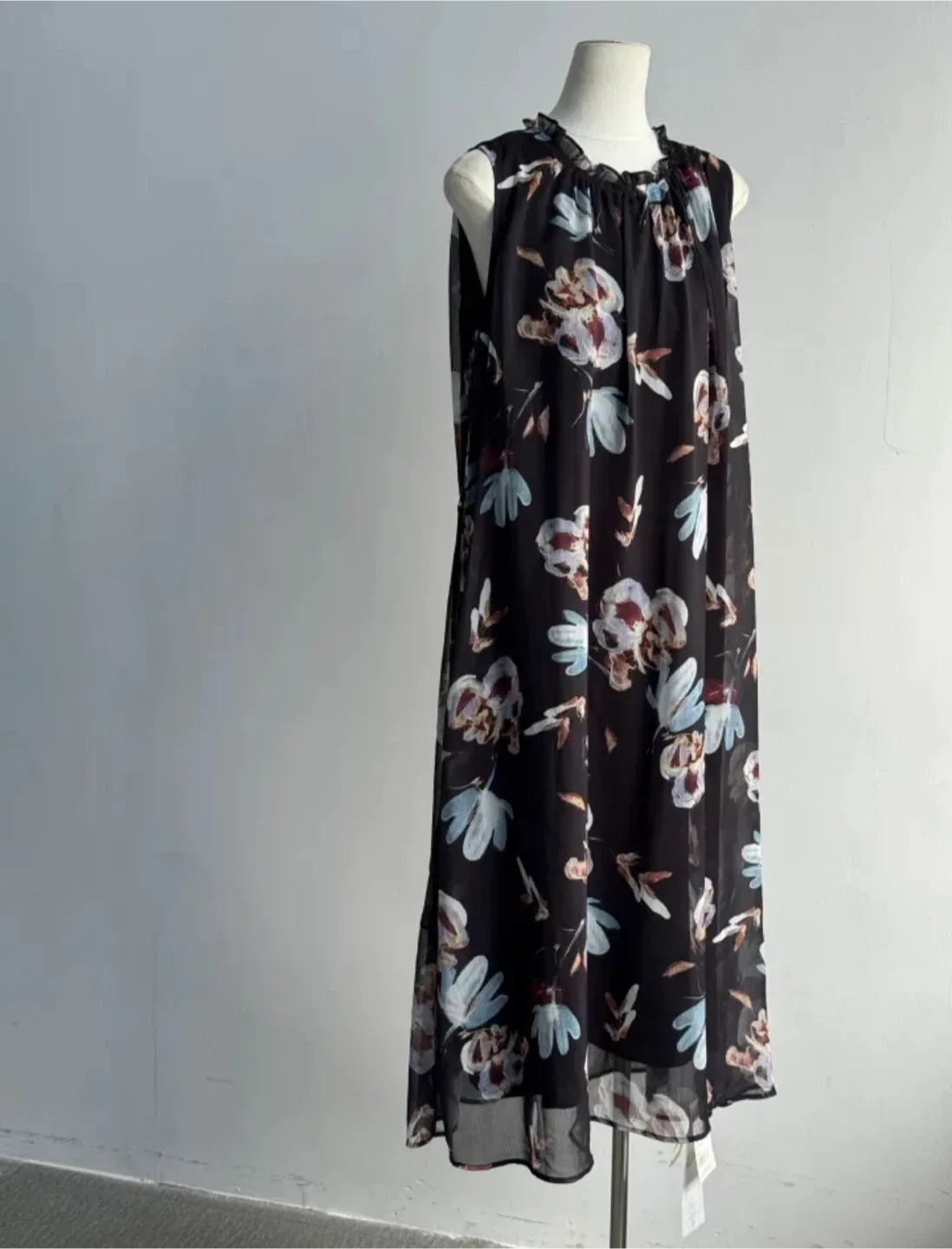 Floral Sleeveless Dress - Size Small image indicator(3)