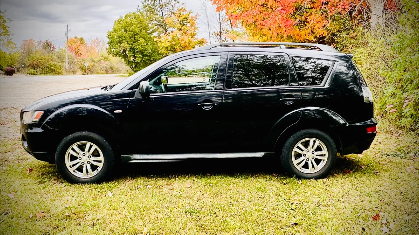 Black Mitsubishi Outlander SUV image indicator(2)