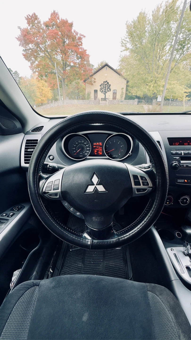 Black Mitsubishi Outlander SUV - photo 5