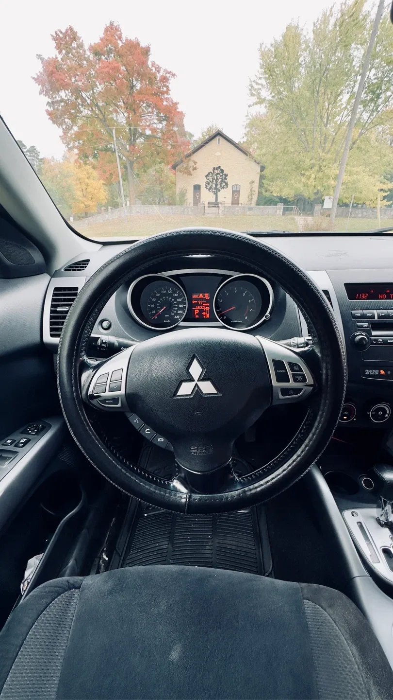 Black Mitsubishi Outlander SUV image indicator(5)