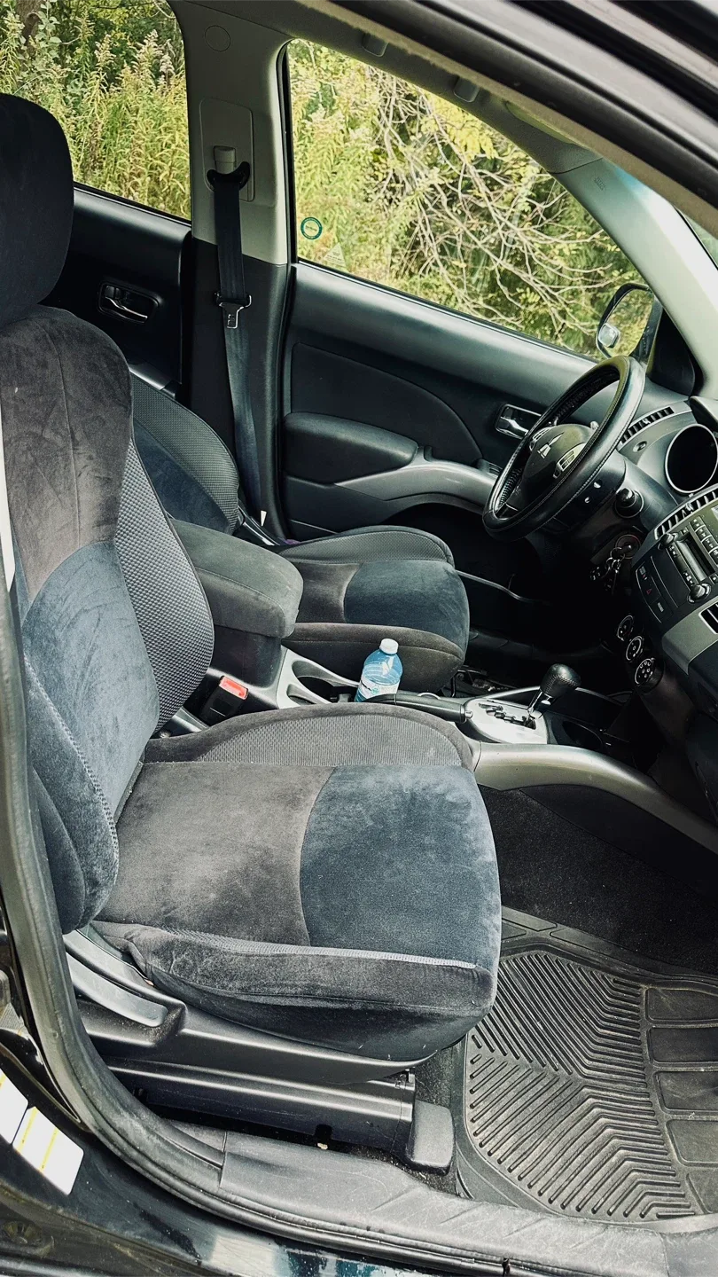 Black Mitsubishi Outlander SUV image indicator(6)