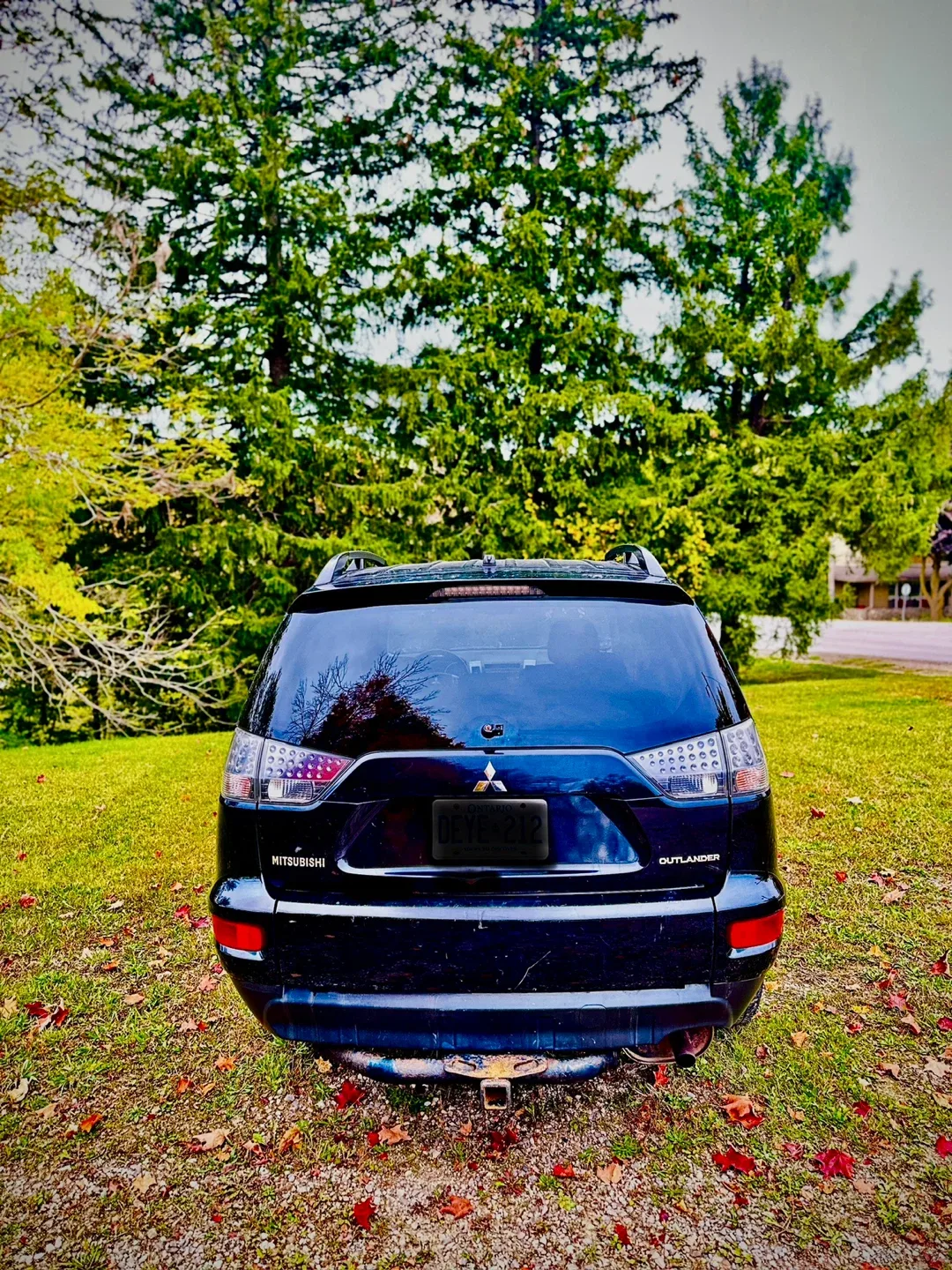 Black Mitsubishi Outlander SUV image indicator(4)