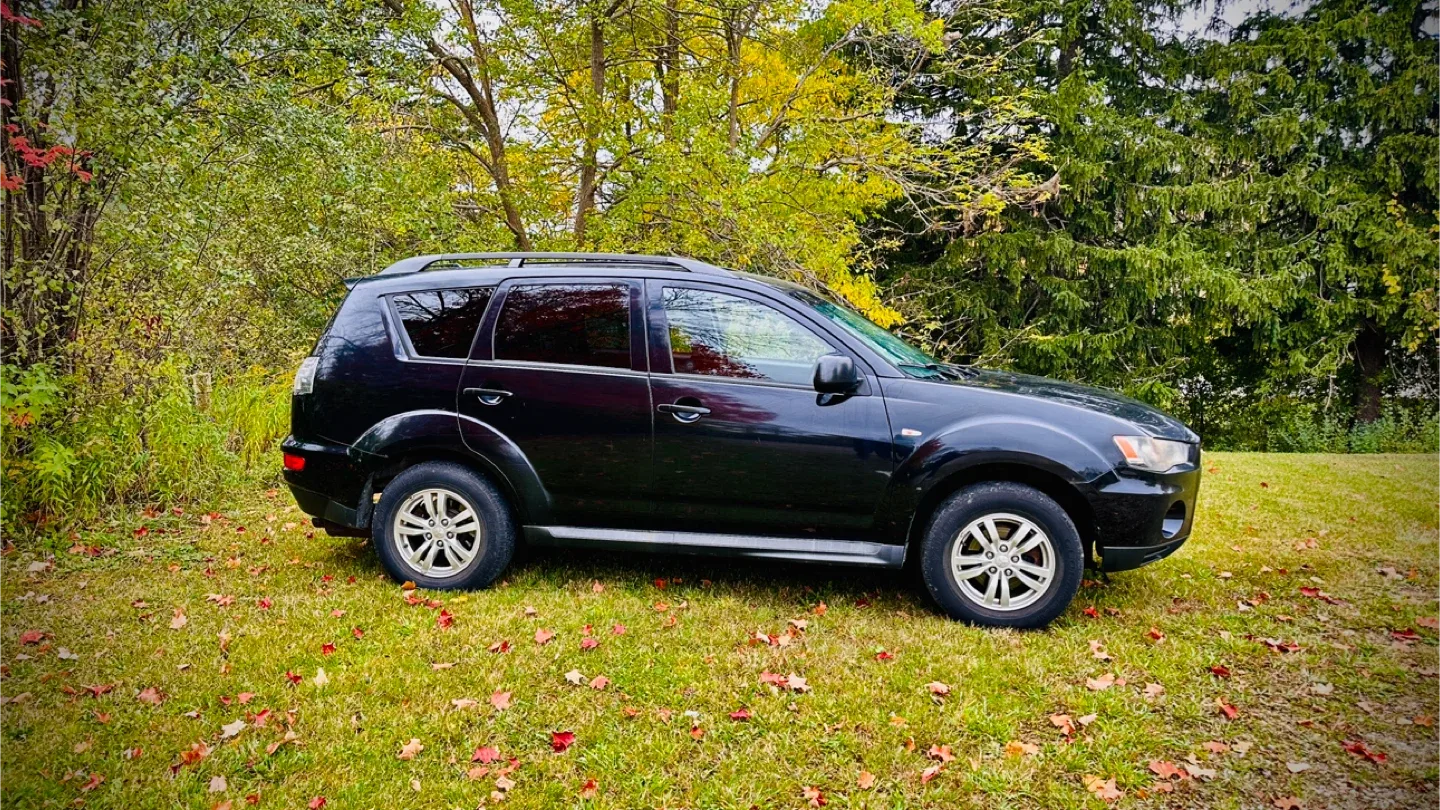 Black Mitsubishi Outlander SUV image indicator(3)