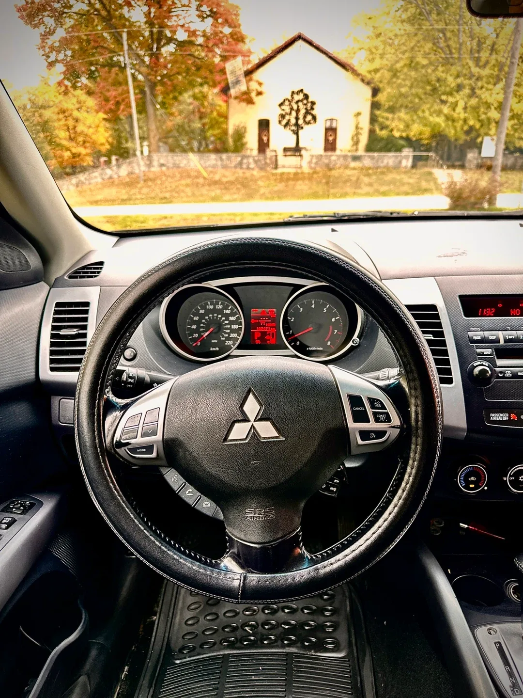 Black Mitsubishi Outlander SUV image indicator(7)