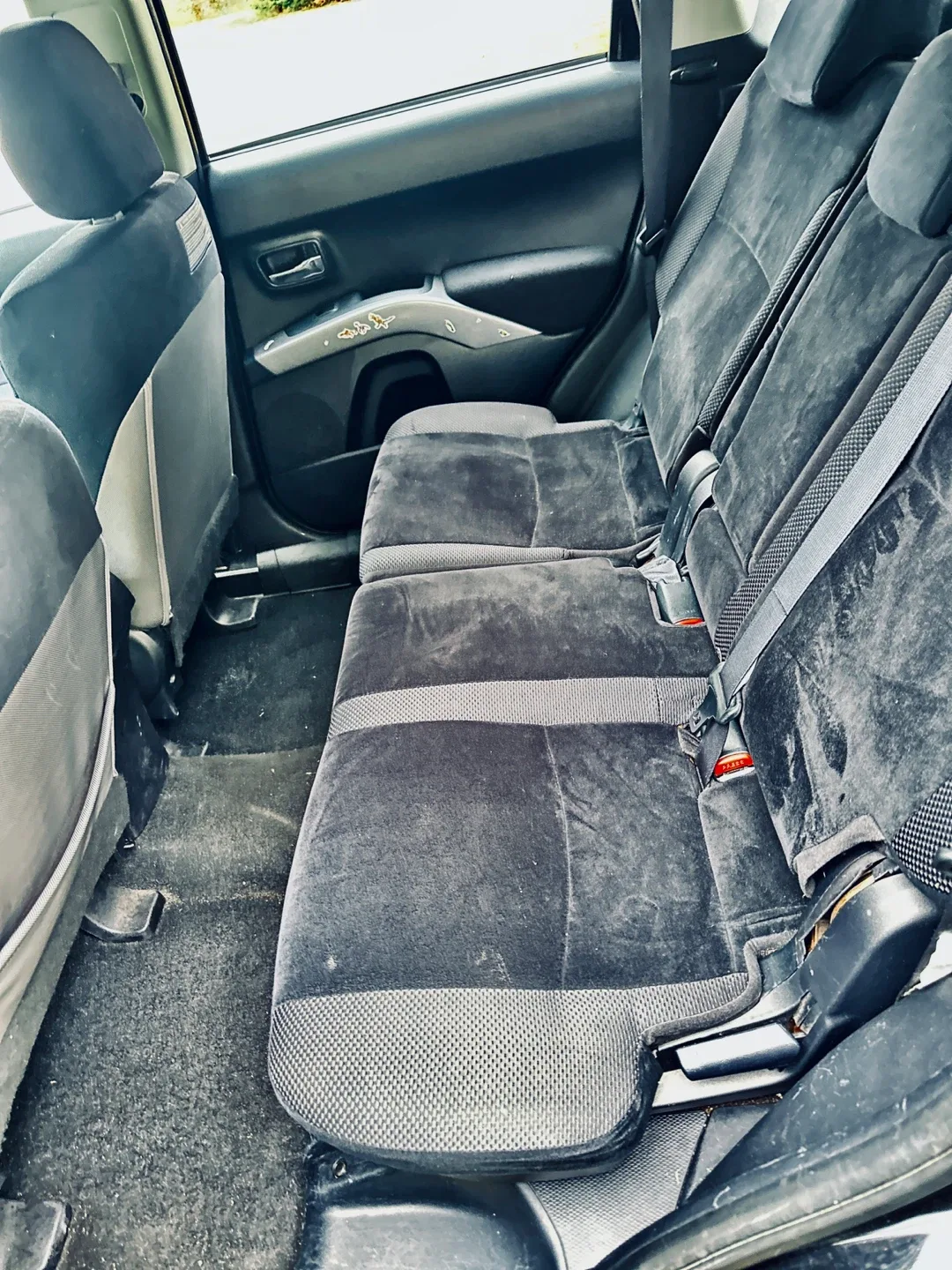 Black Mitsubishi Outlander SUV image indicator(8)