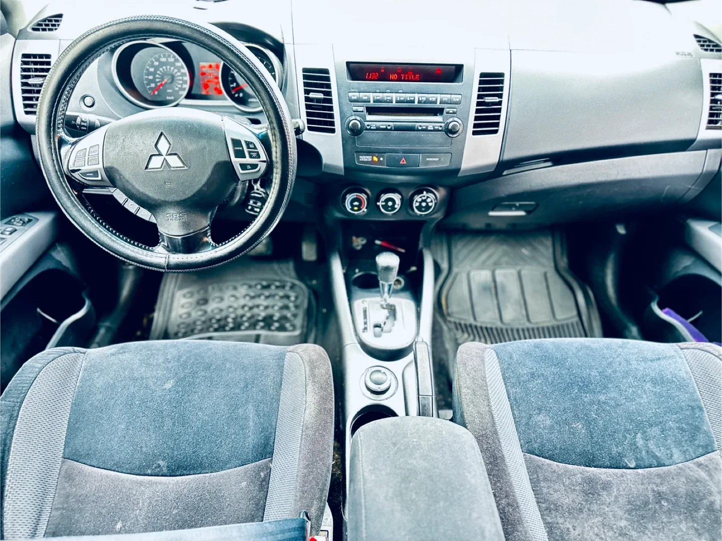 Black Mitsubishi Outlander SUV image indicator(9)