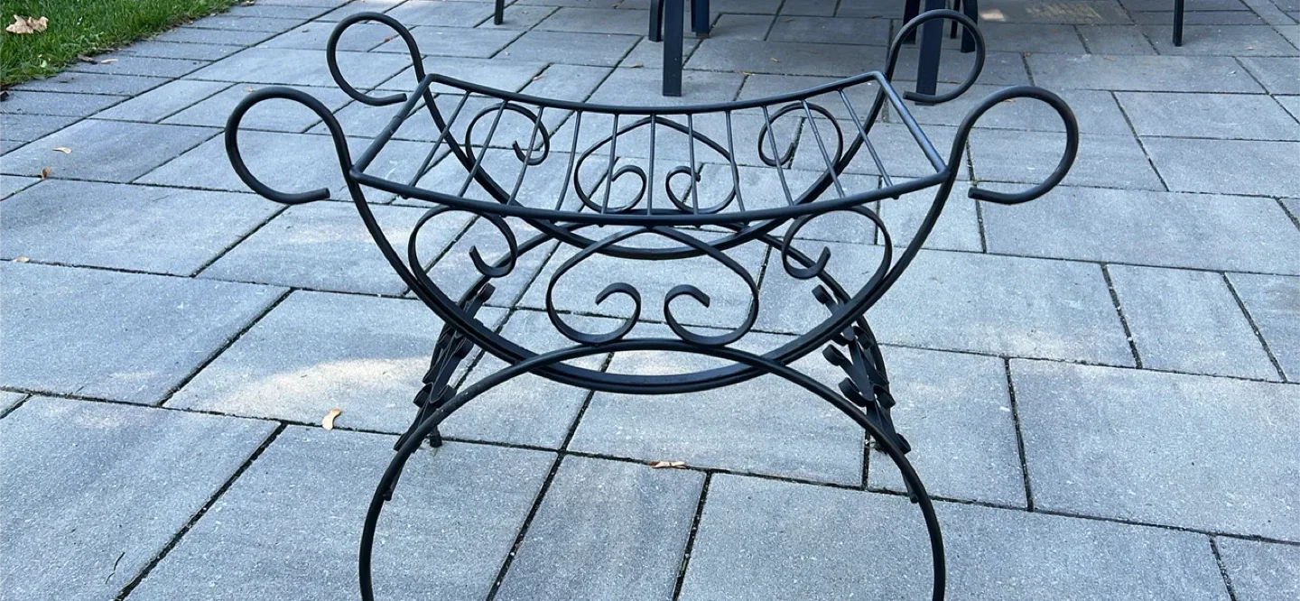 Black Metal Plant Stand image indicator(2)