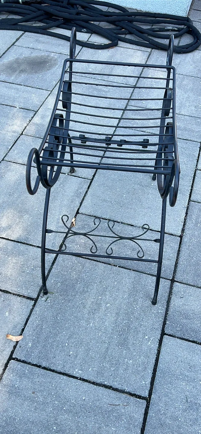 Black Metal Plant Stand image indicator(3)