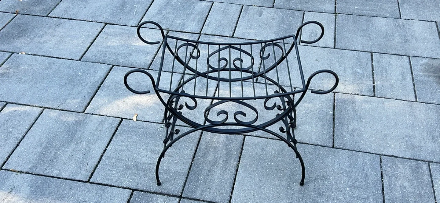 Black Metal Plant Stand image indicator(4)