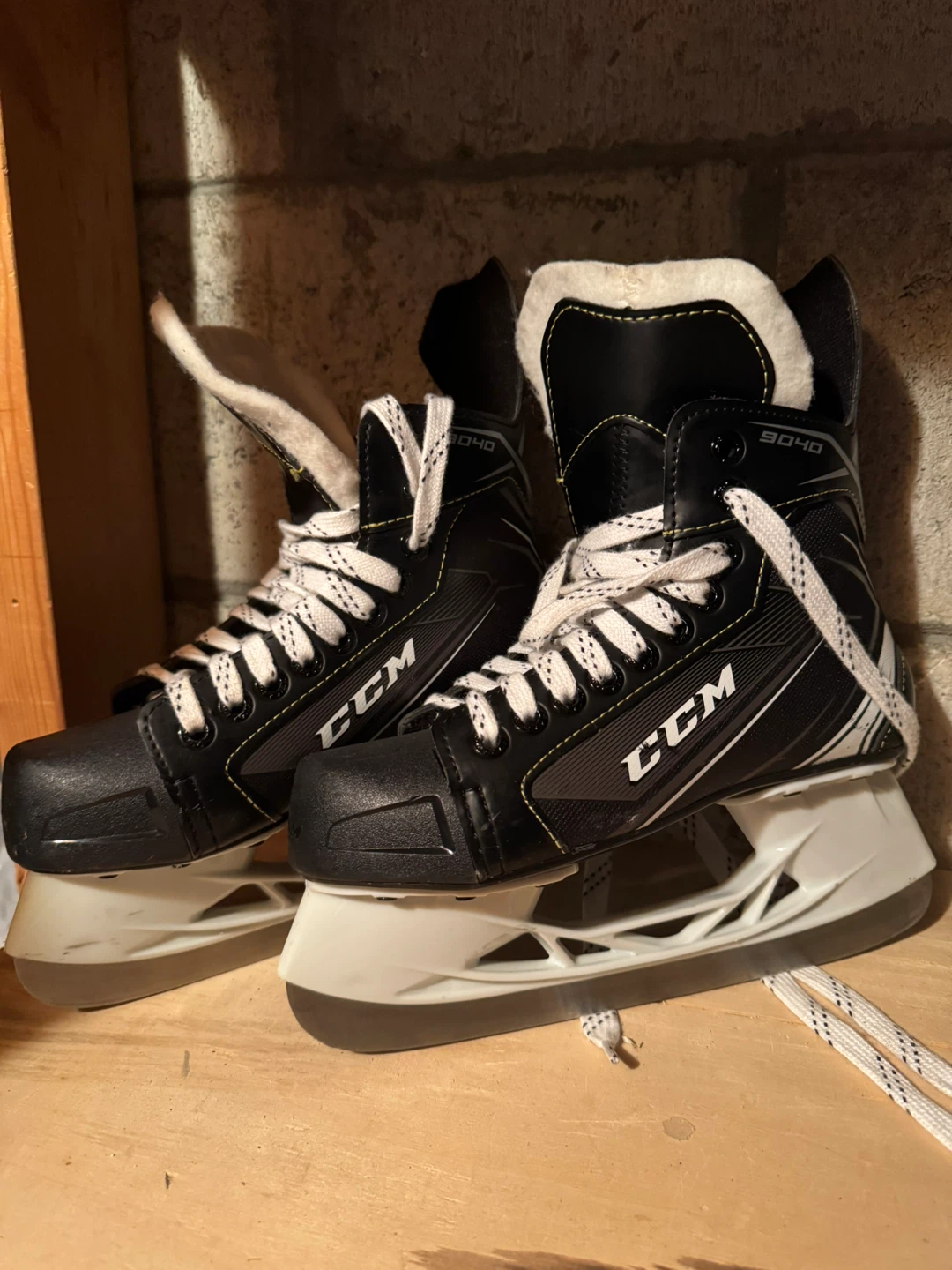 CCM 9040 Ice Skates - Size 4