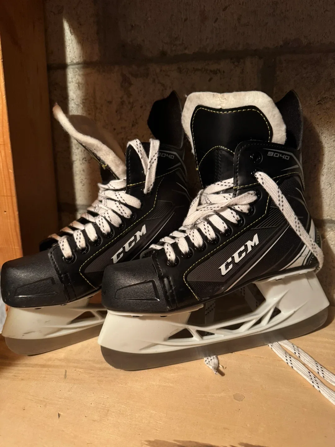 CCM 9040 Ice Skates - Size 4 thumbnail