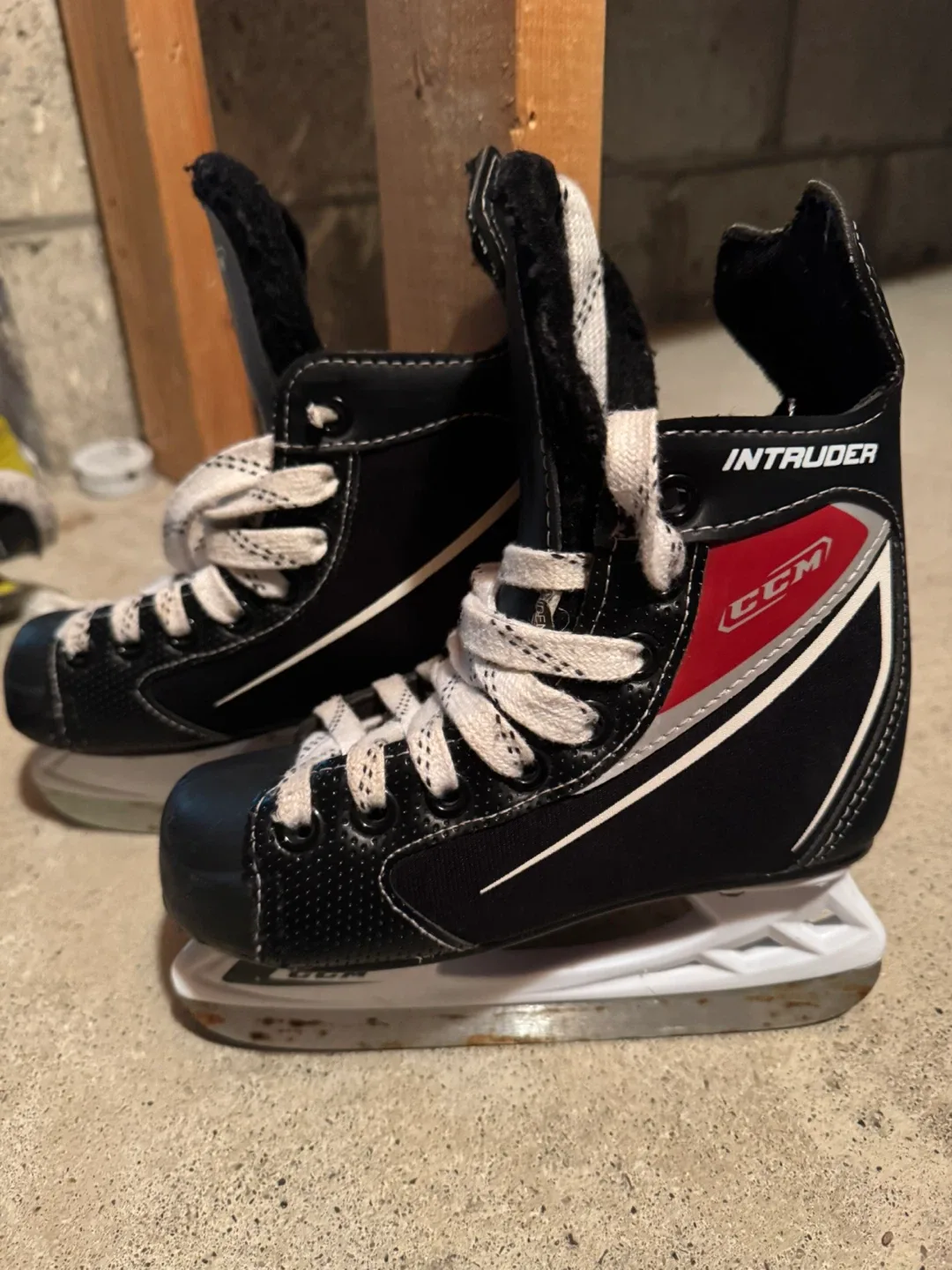 Girls CCM Intruder Ice Skates 12Y thumbnail