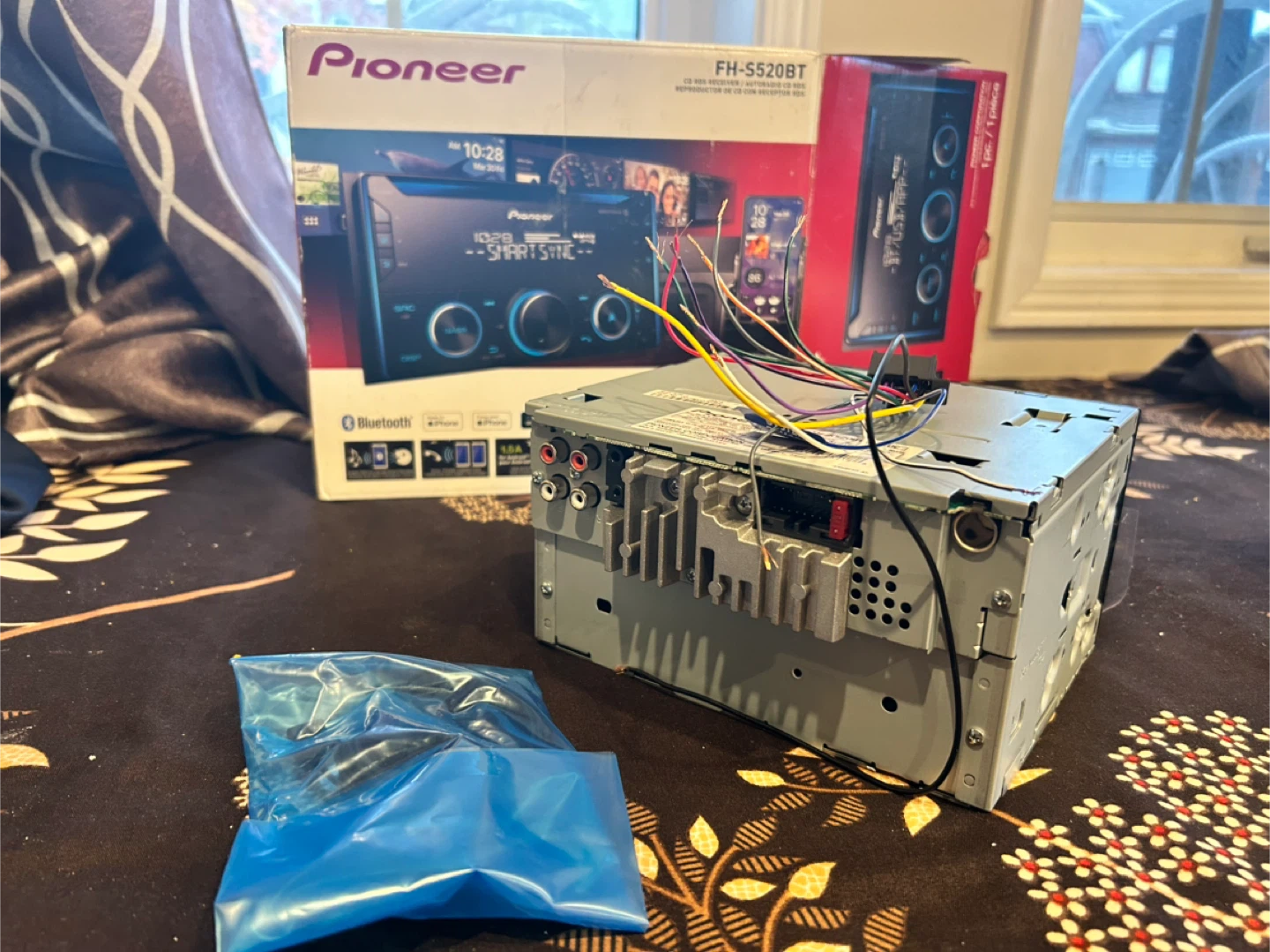 Pioneer FH-S520BT CD Receiver - Like New! - photo 2