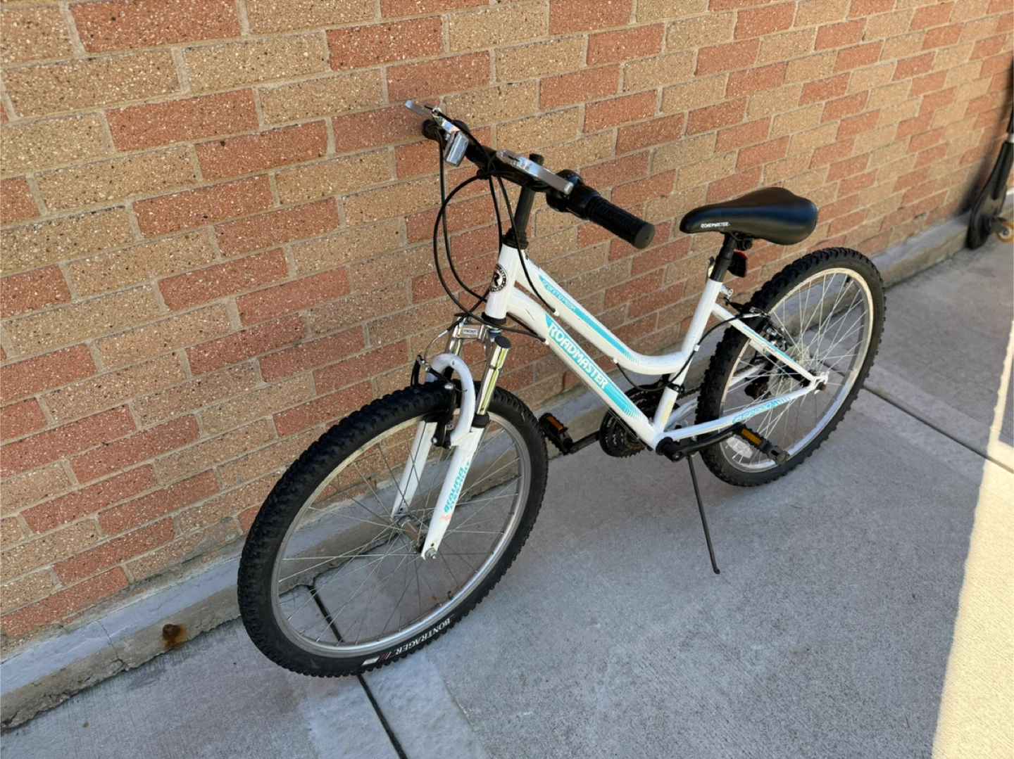 Roadmaster Granite Peak Mountain Bike - White/Blue - photo 3