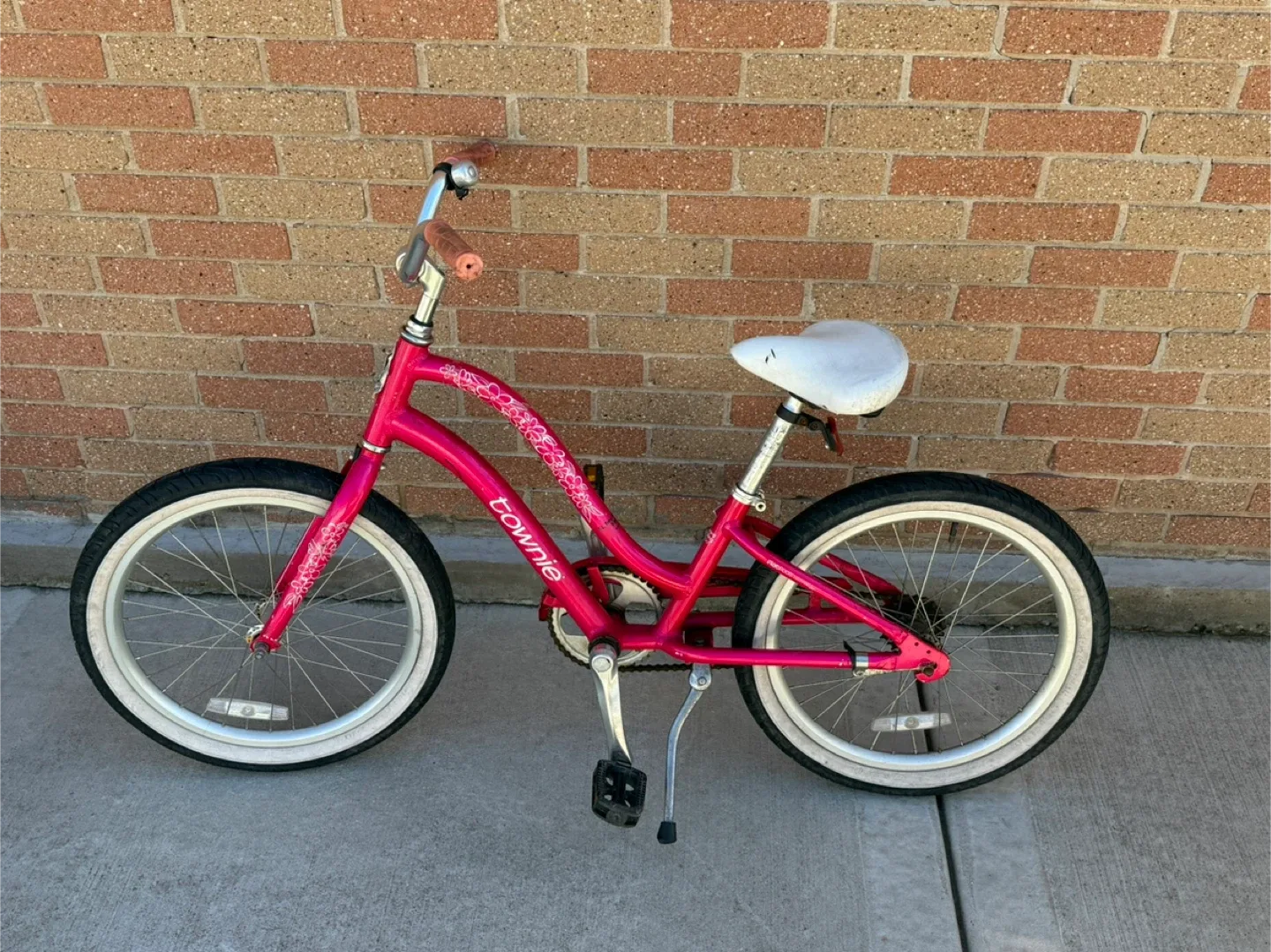 Townie Pink Girls Bike thumbnail