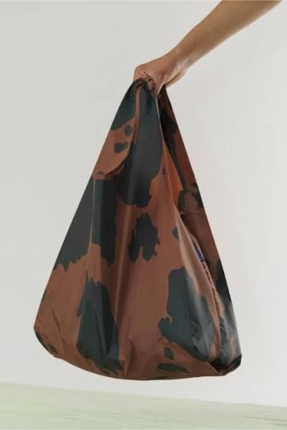 BAGGU Black and Brown Cow Bag image indicator(3)