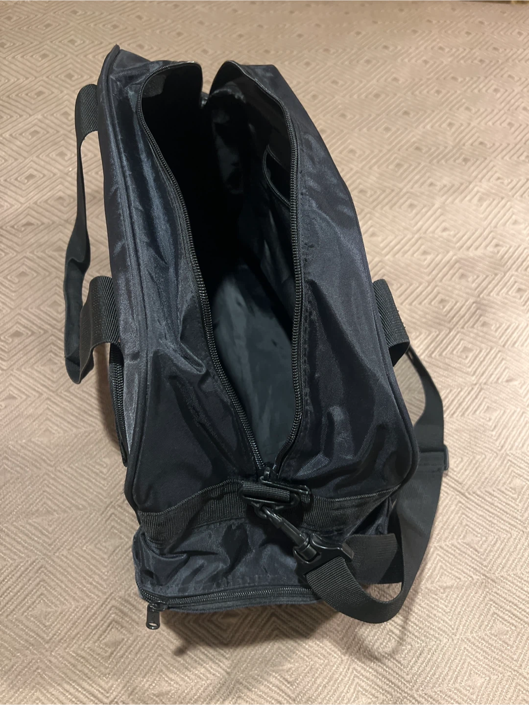 N & N Black Travel Duffel Bag - photo 2