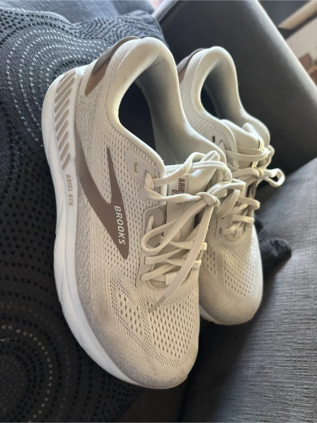 Brooks Ariel '20 Women's Running Shoes - Size 9.5 2E image indicator(2)