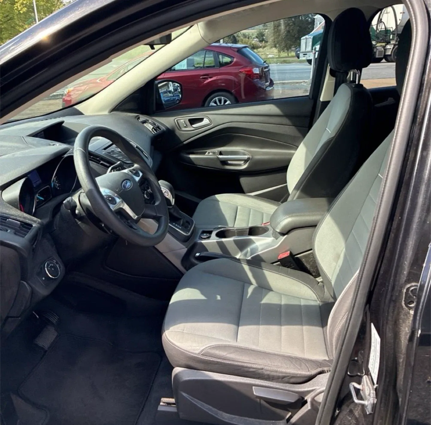 Black Ford Escape SUV image indicator(6)