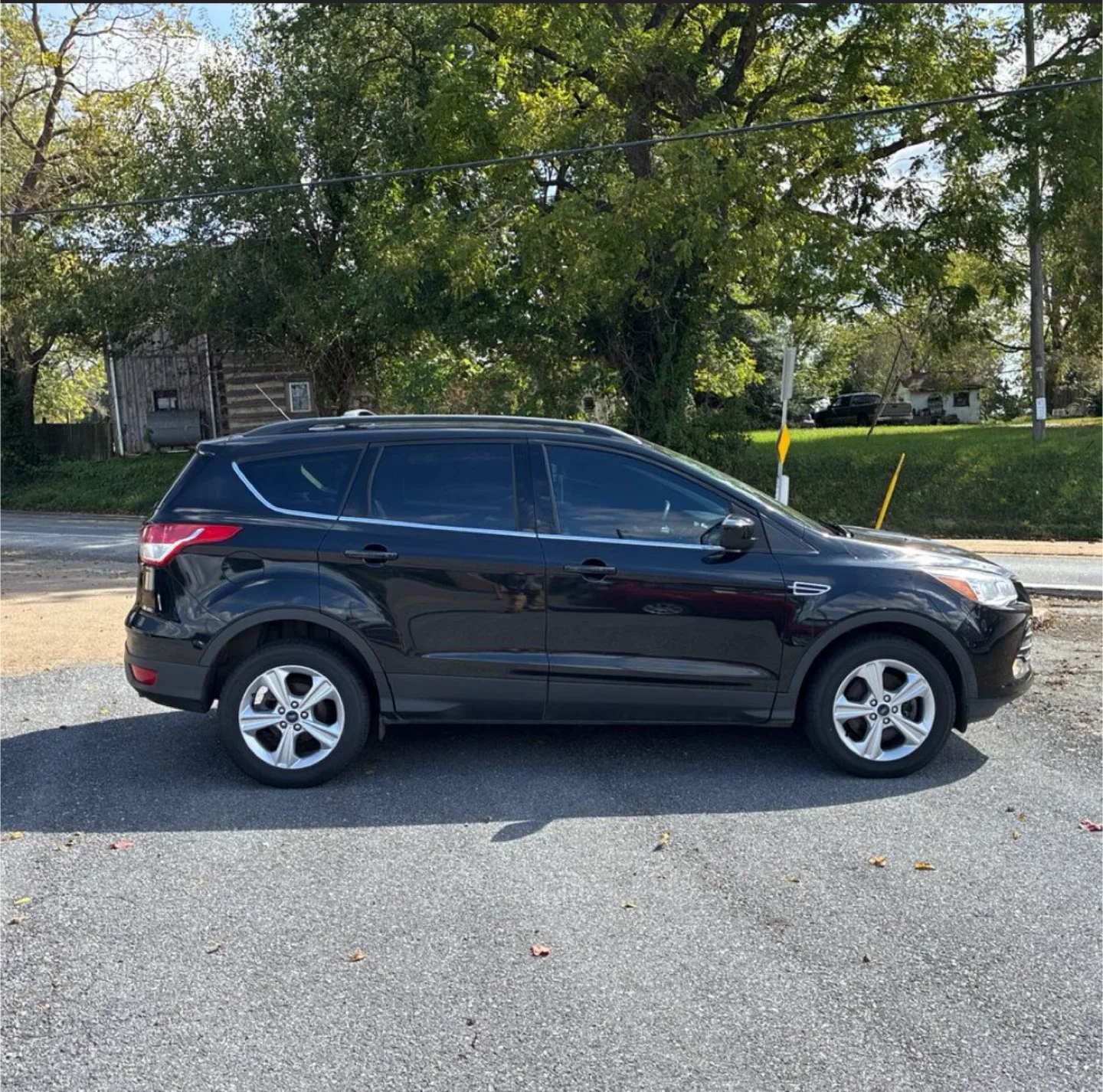 Black Ford Escape SUV image indicator(5)