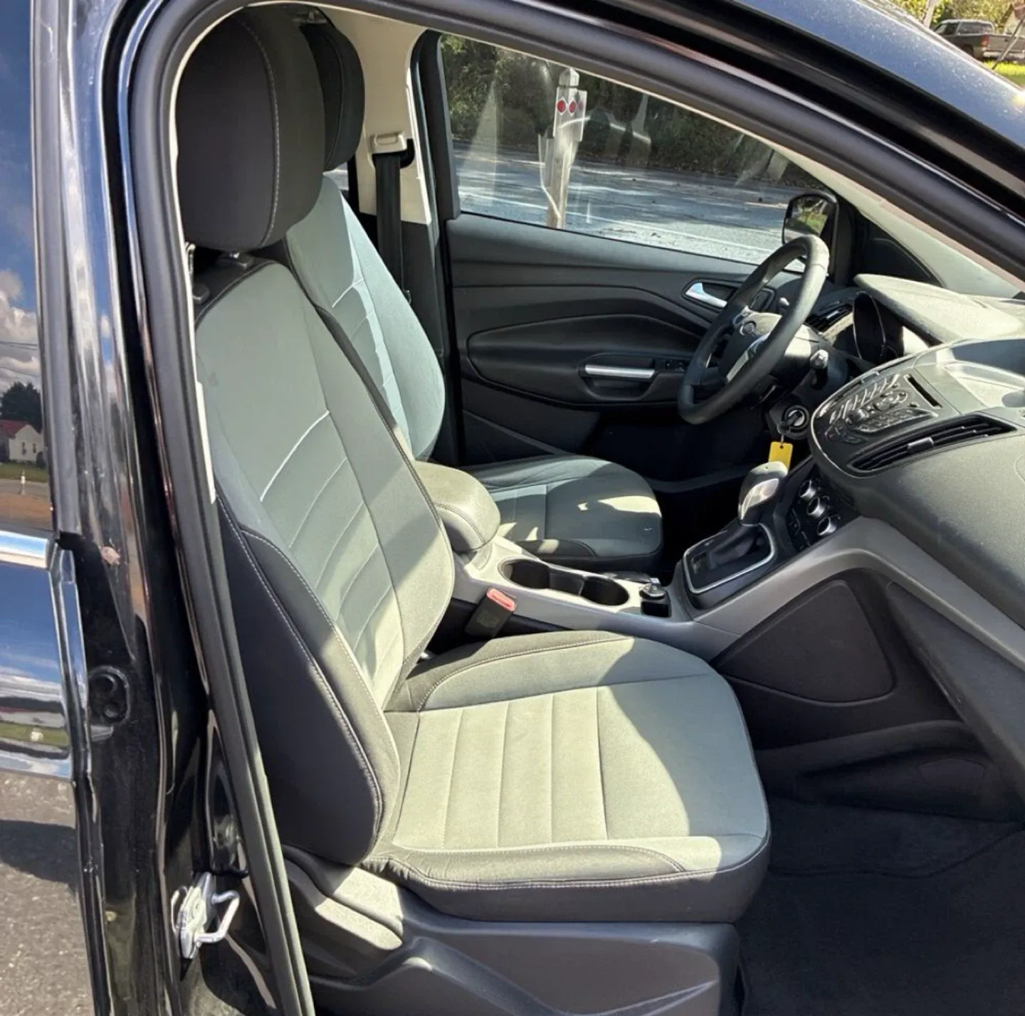 Black Ford Escape SUV image indicator(7)