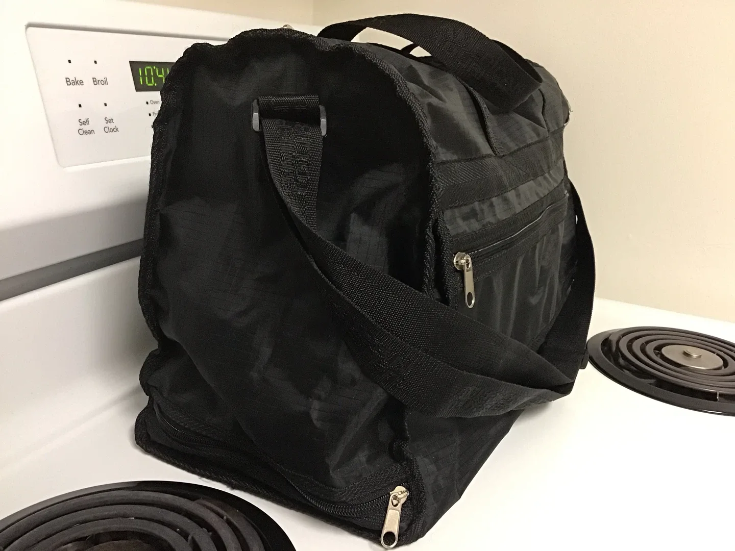 American Tourister Black Duffle Bag image indicator(2)