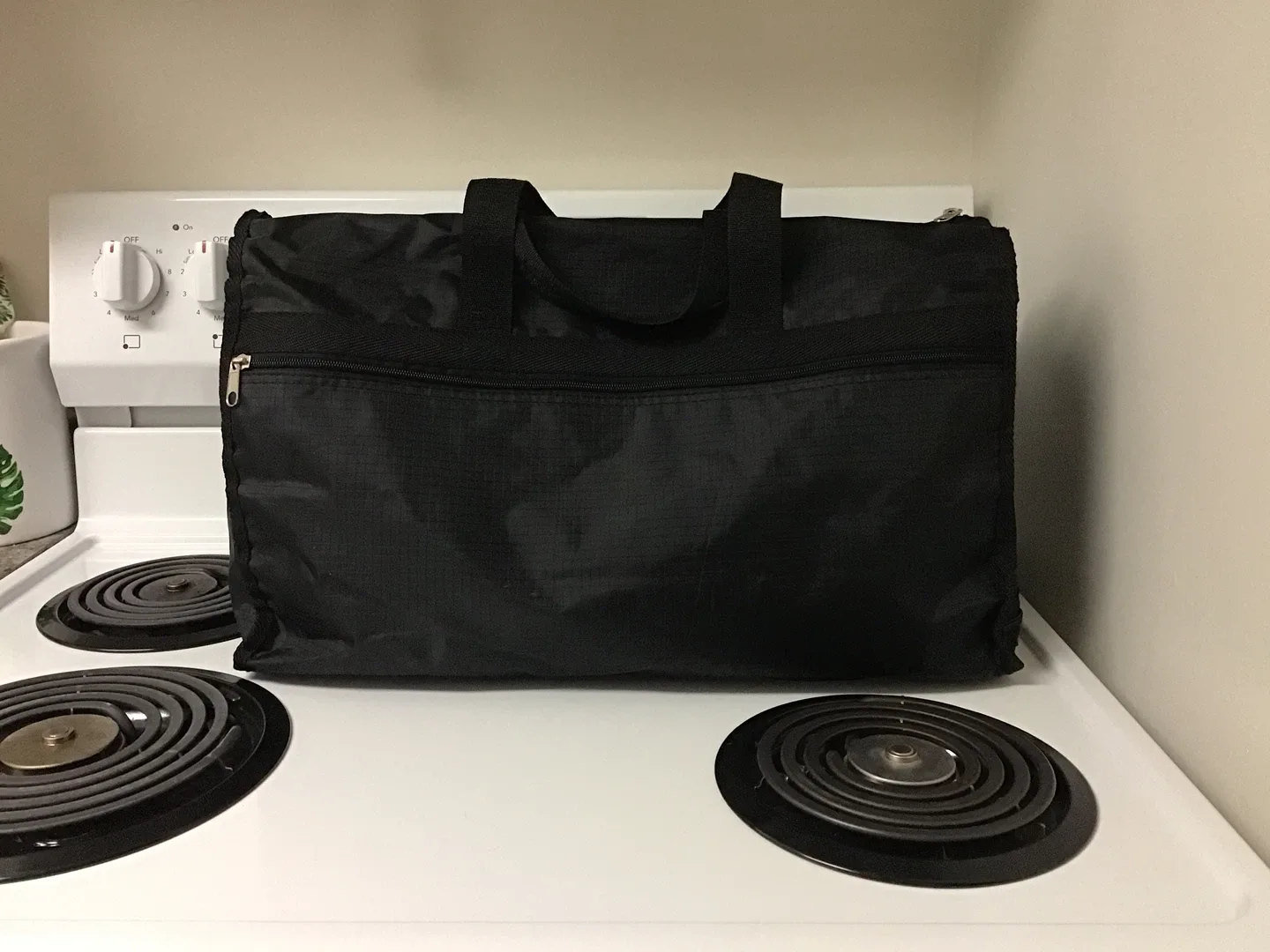 American Tourister Black Duffle Bag image indicator(3)
