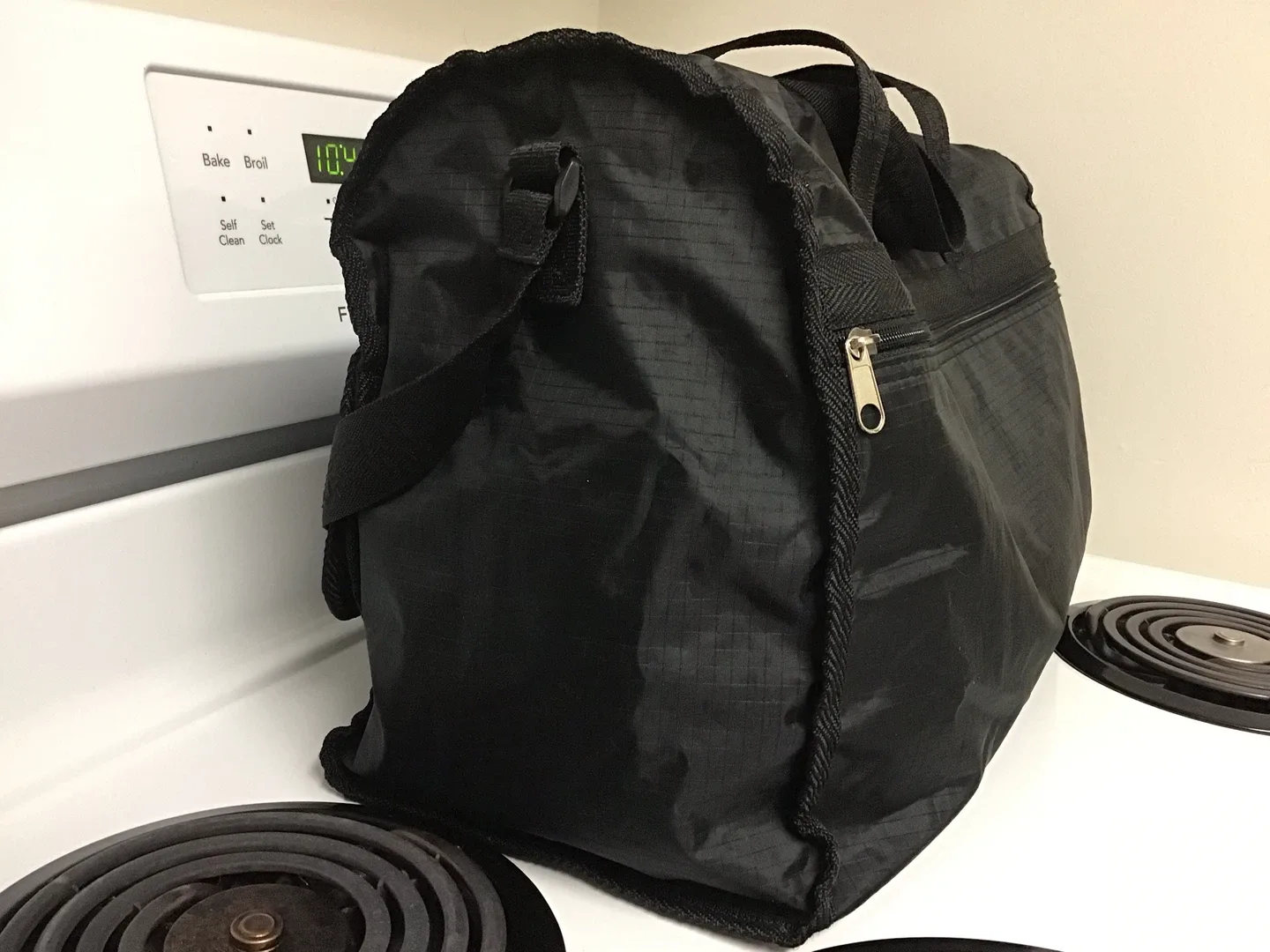 American Tourister Black Duffle Bag image indicator(4)