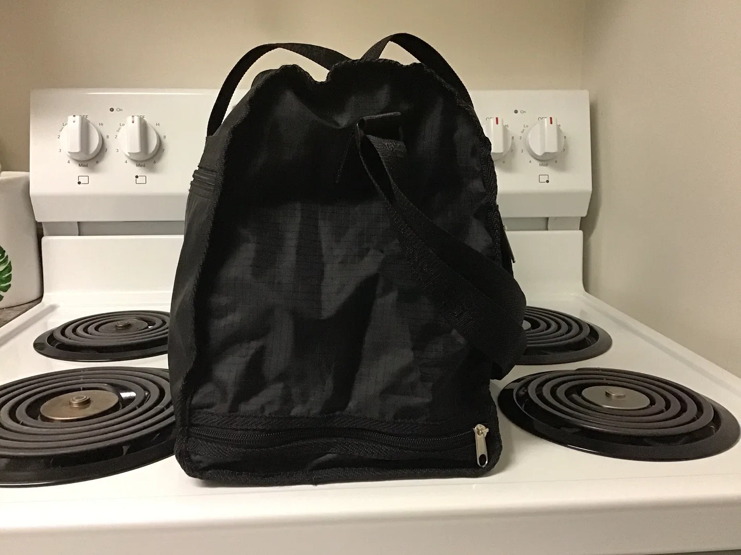 American Tourister Black Duffle Bag image indicator(5)