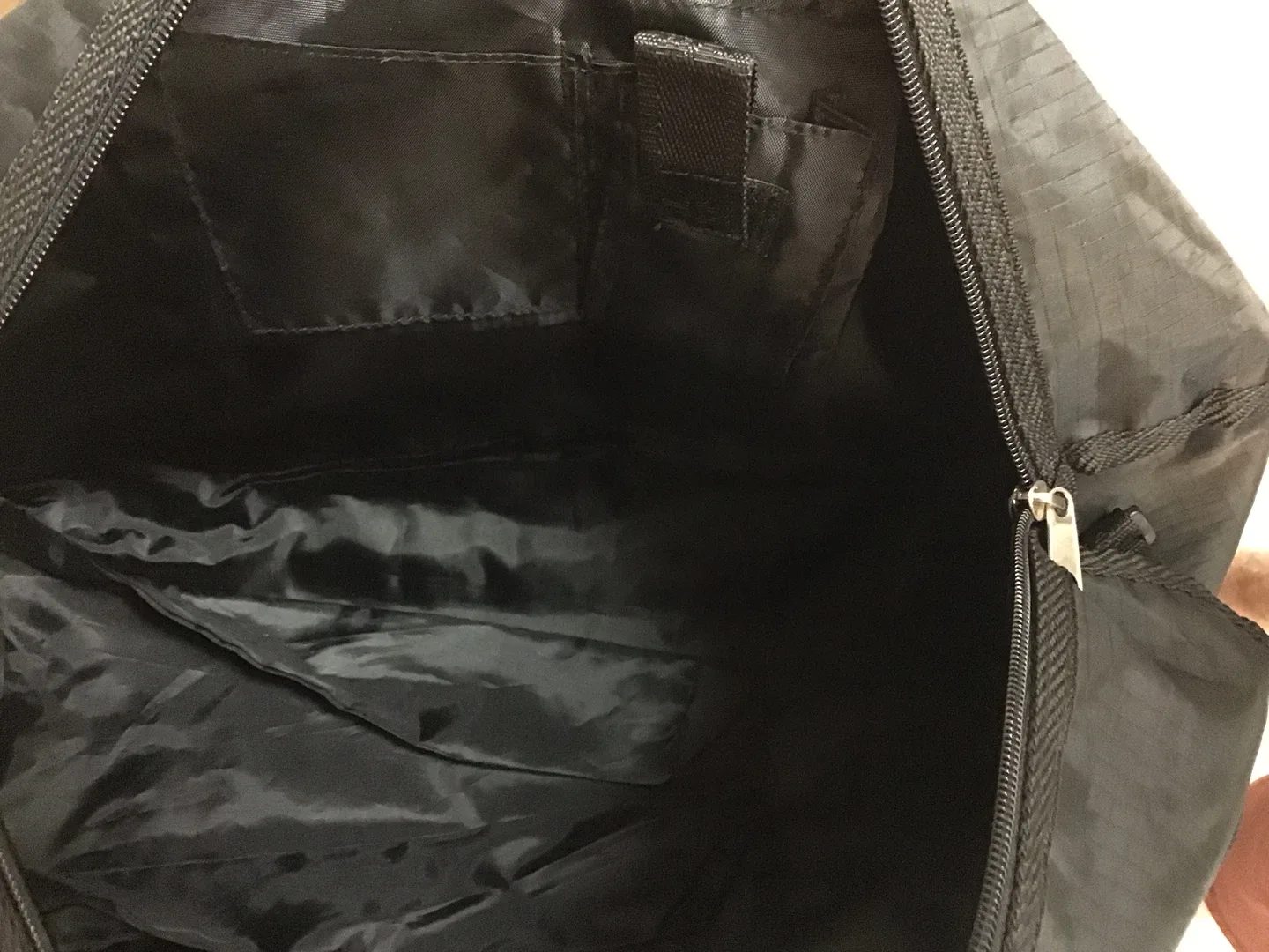 American Tourister Black Duffle Bag image indicator(6)