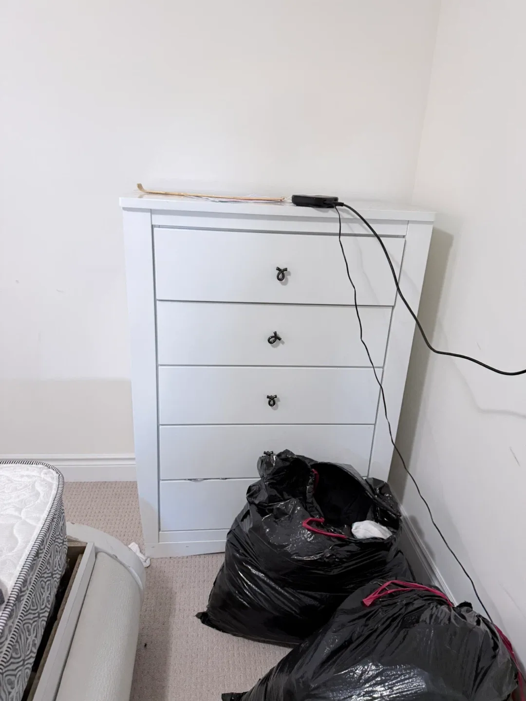 White queen bedroom set image indicator(2)