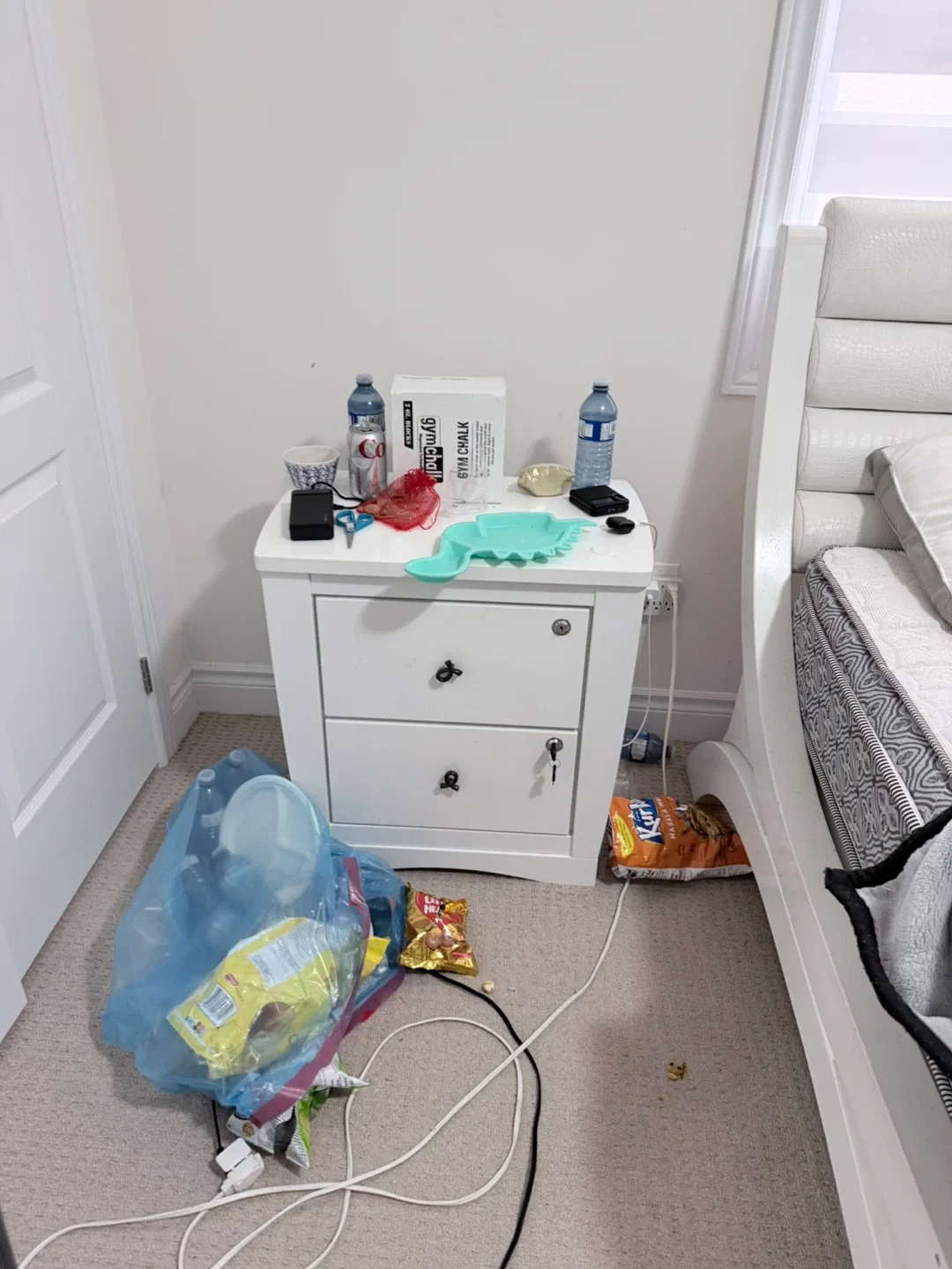 White queen bedroom set image indicator(4)