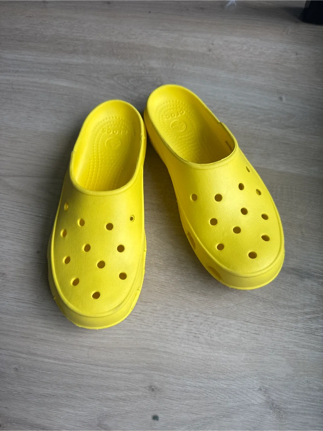 Yellow Crocs Clogs image indicator(3)