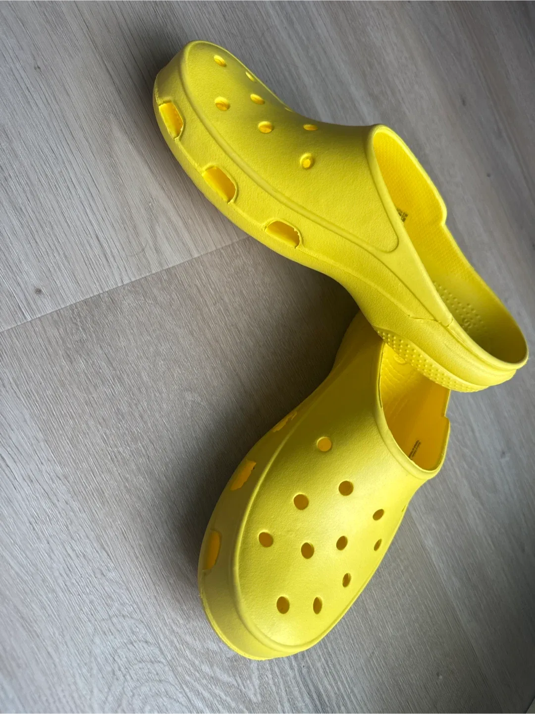 Yellow Crocs Clogs image indicator(2)