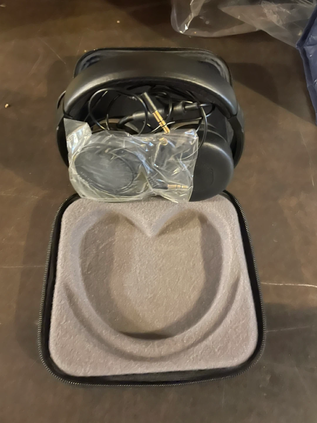 Bose Headphones with Case - photo 3
