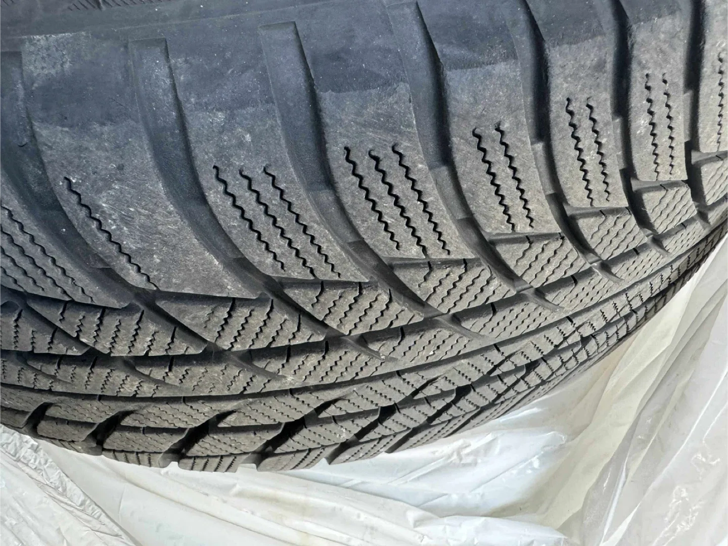 BMW Wheels with Bridgestone Blizzak LM01 Tire - 225/50R17 image indicator(4)