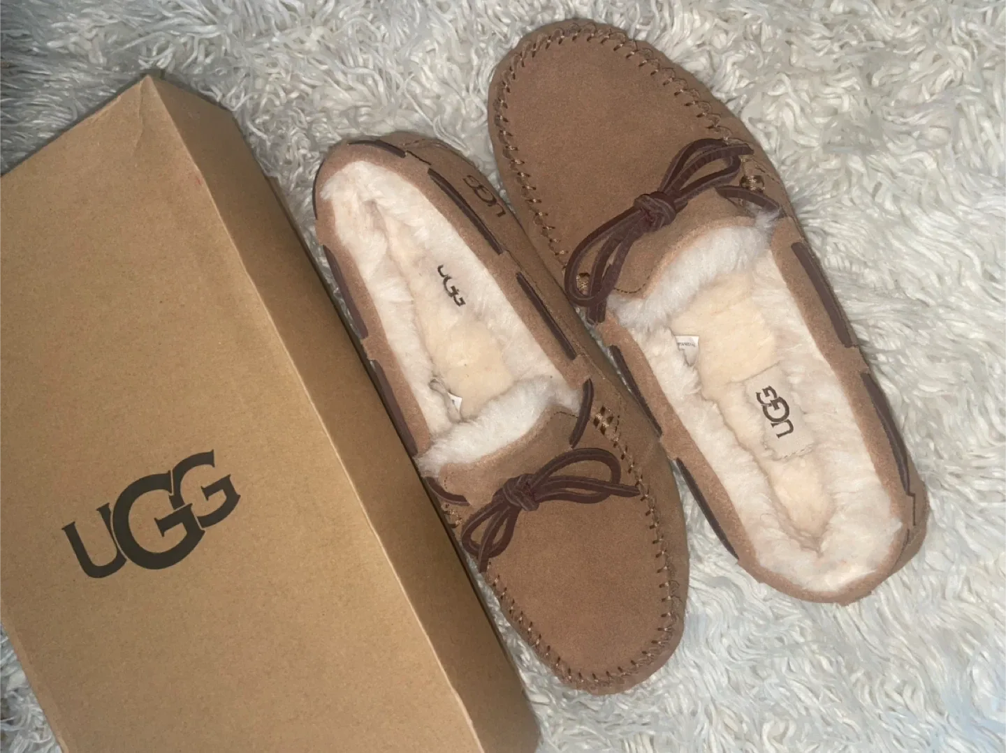 UGG Women's Dakota Slippers image indicator(2)
